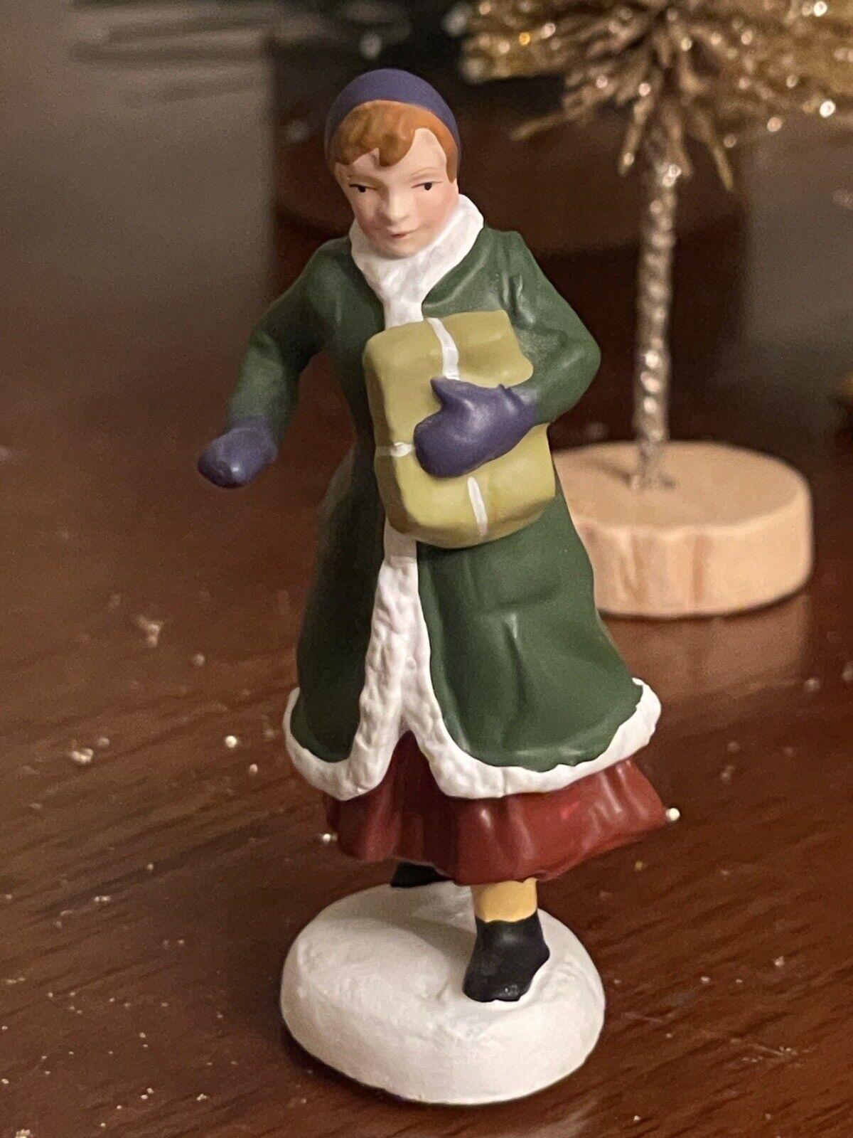 Department 56 All Around The Park 5247-7 Figurine Woman No Box