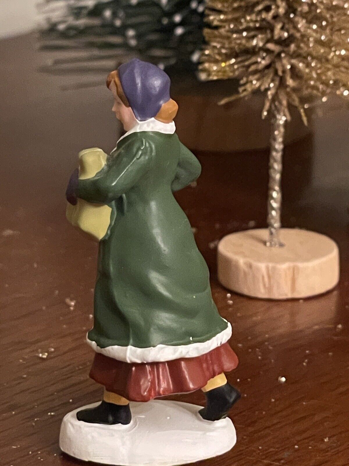 Department 56 All Around The Park 5247-7 Figurine Woman No Box