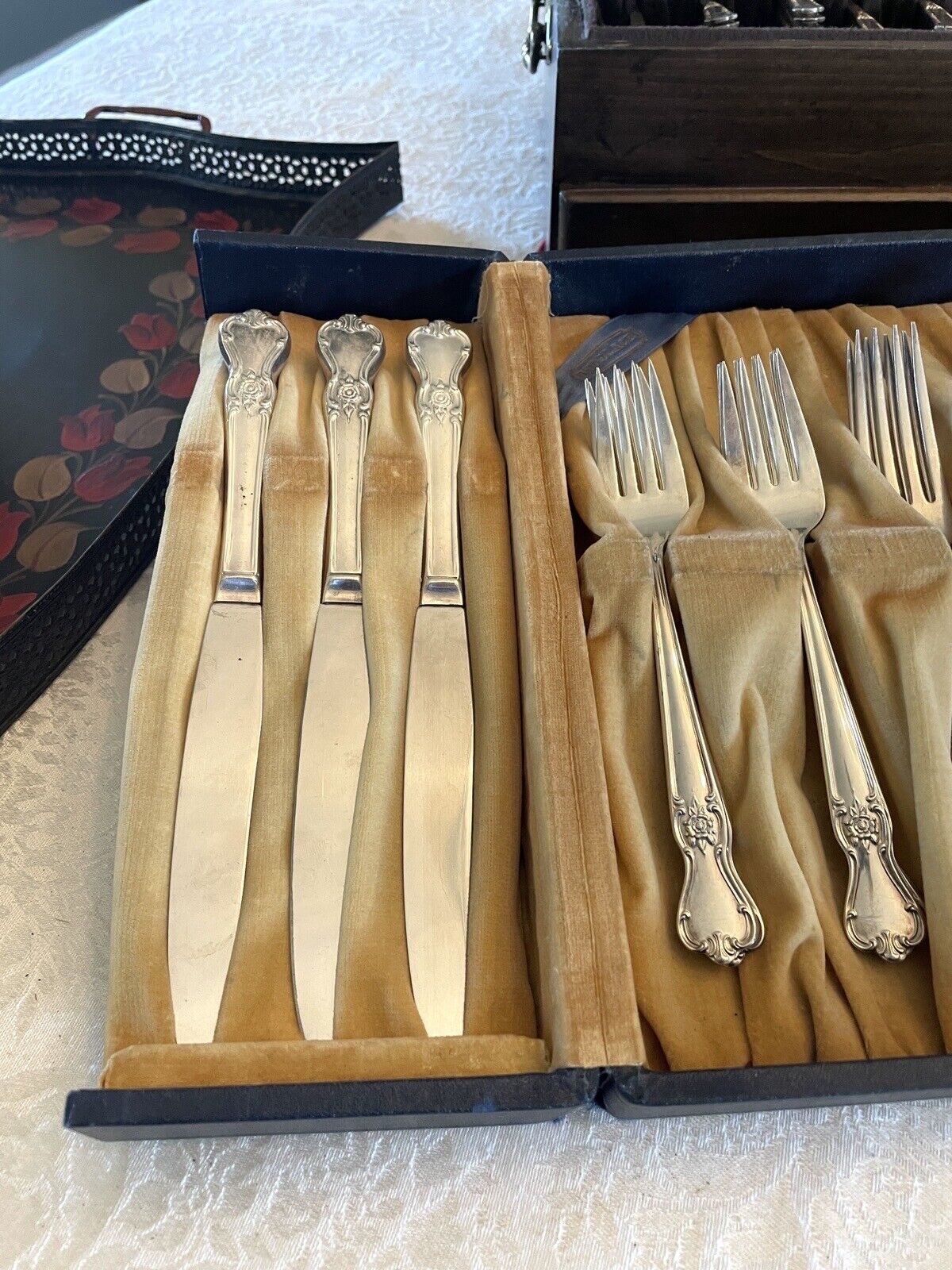Silverware set for 6 by Old Company Plate “Signature ROSE”6 Dinner Knives, 6 Dinner Forks, 6 Salad Forks