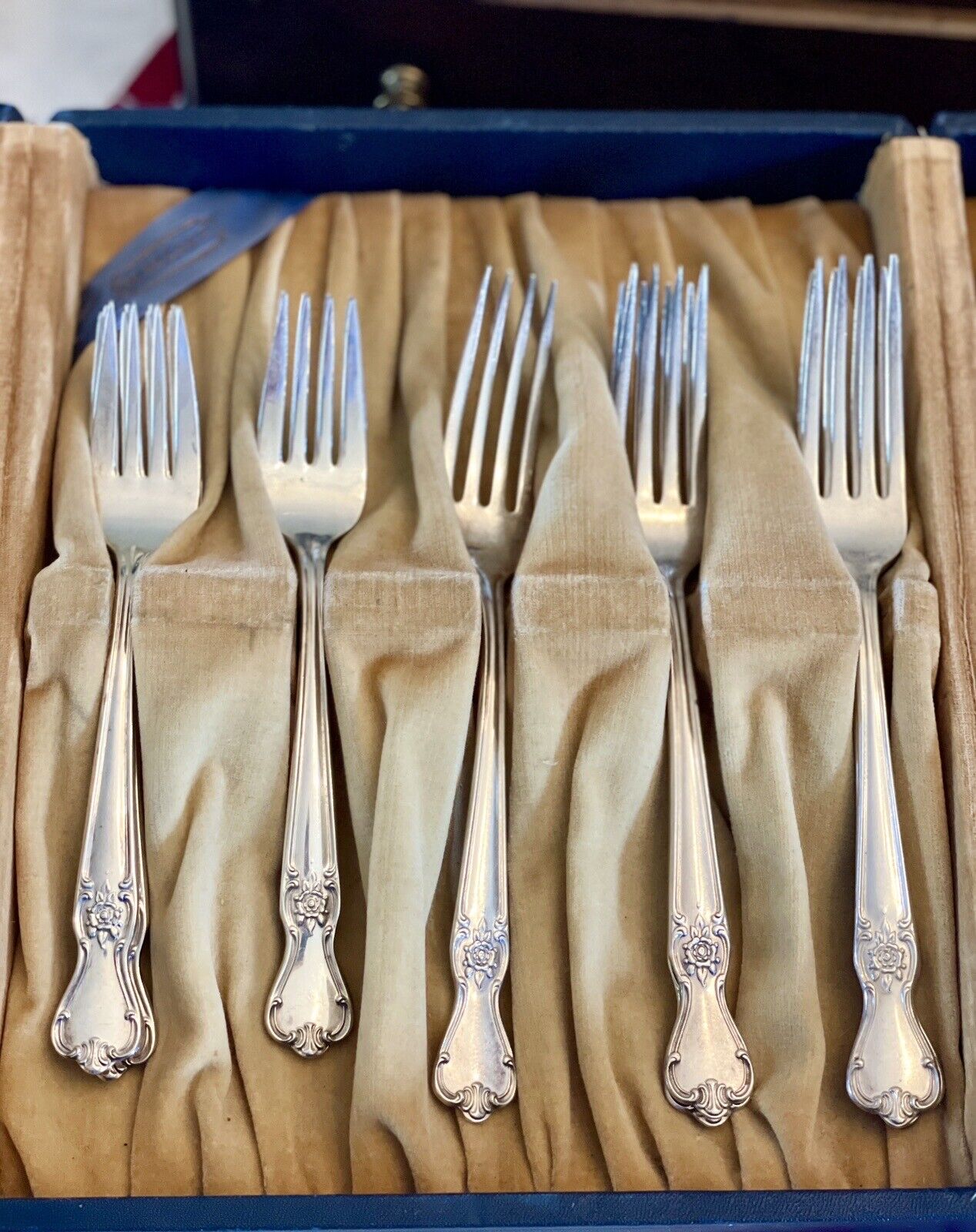 Silverware set for 6 by Old Company Plate “Signature ROSE”6 Dinner Knives, 6 Dinner Forks, 6 Salad Forks