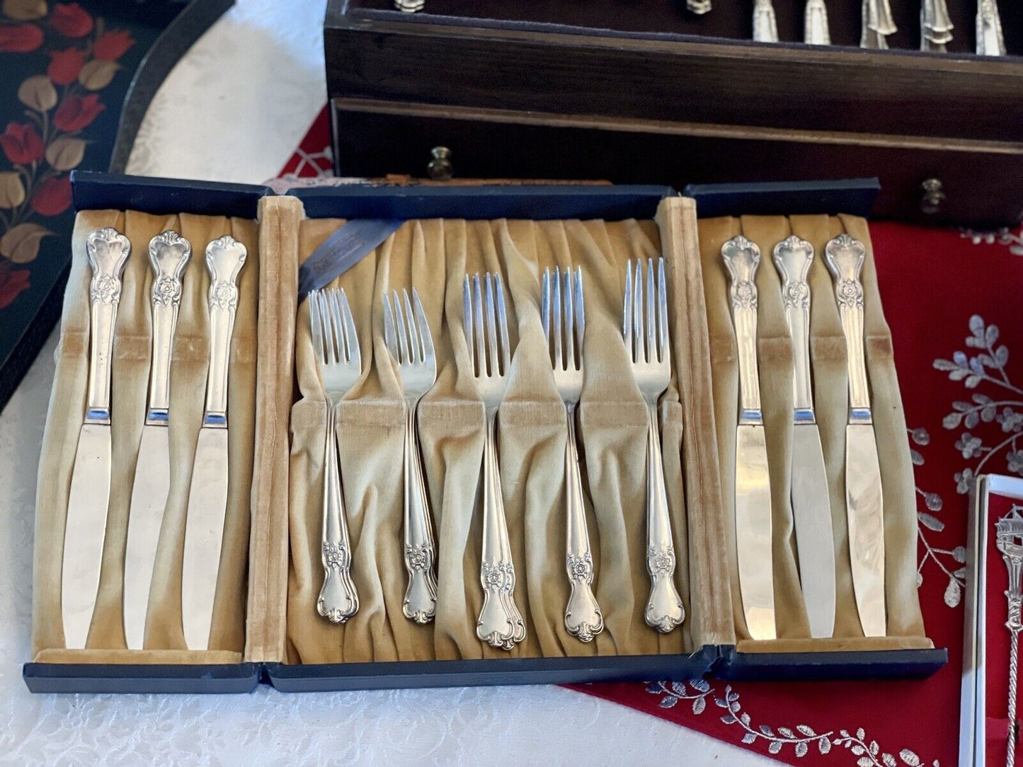 Silverware set for 6 by Old Company Plate “Signature ROSE”6 Dinner Knives, 6 Dinner Forks, 6 Salad Forks