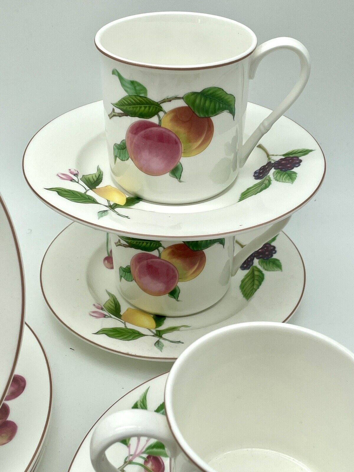 Luncheon Set Christoper Stuart Fruit Finale 12 Pcs 4Cups & Saucers 4 Salad Plate