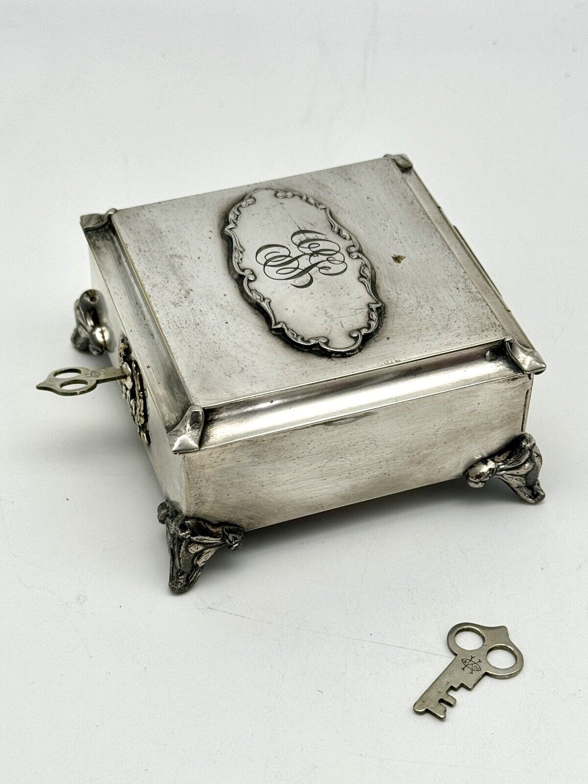 VINTAGE Silver Plate Footed Box With 2 Keys Quadruple Plate K & Co. RARE📌
