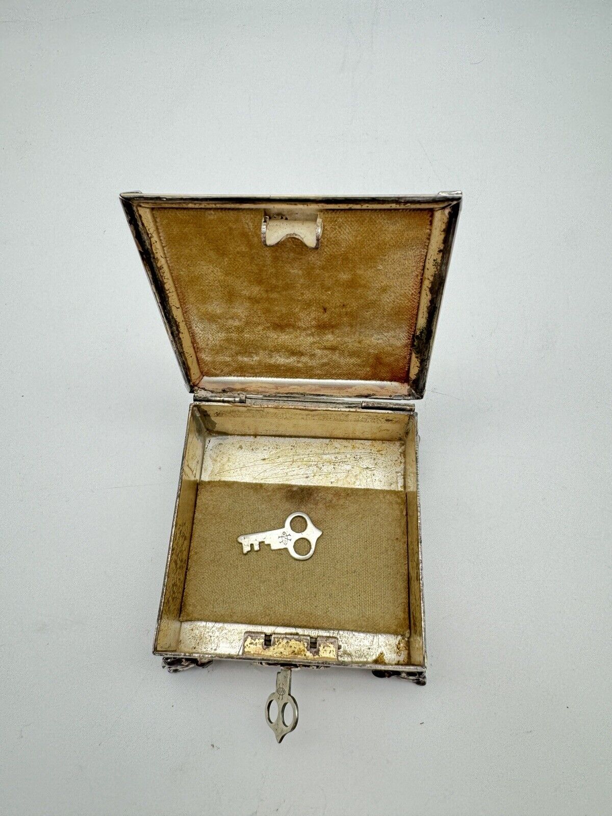 VINTAGE Silver Plate Footed Box With 2 Keys Quadruple Plate K & Co. RARE📌