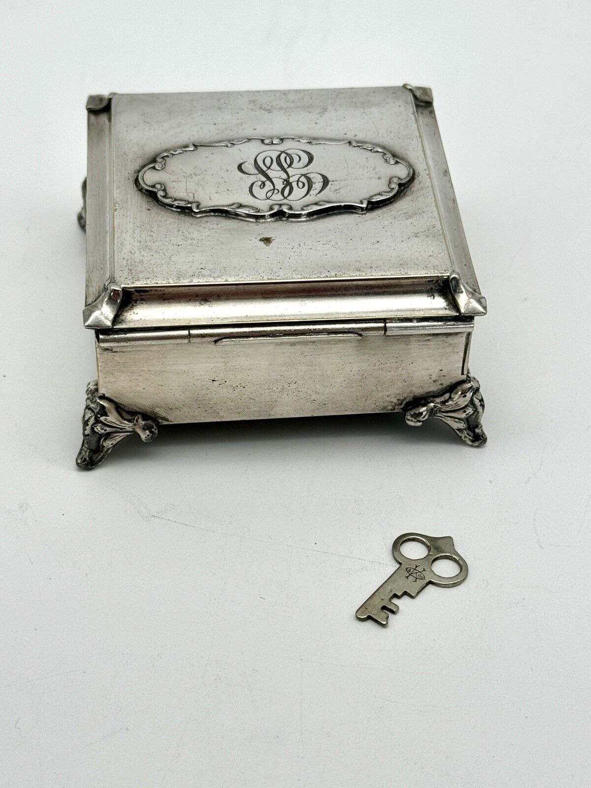 VINTAGE Silver Plate Footed Box With 2 Keys Quadruple Plate K & Co. RARE📌