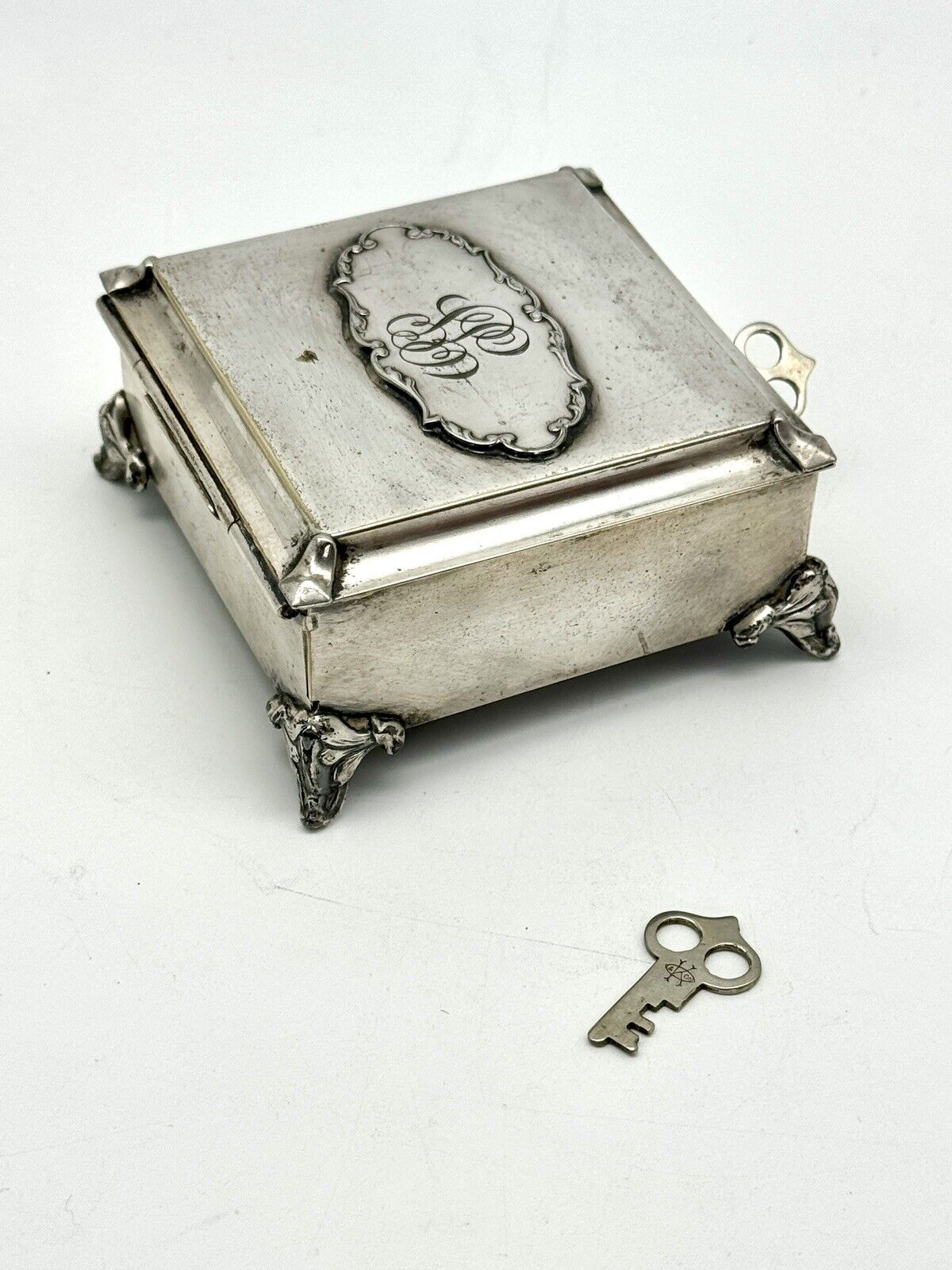 VINTAGE Silver Plate Footed Box With 2 Keys Quadruple Plate K & Co. RARE📌