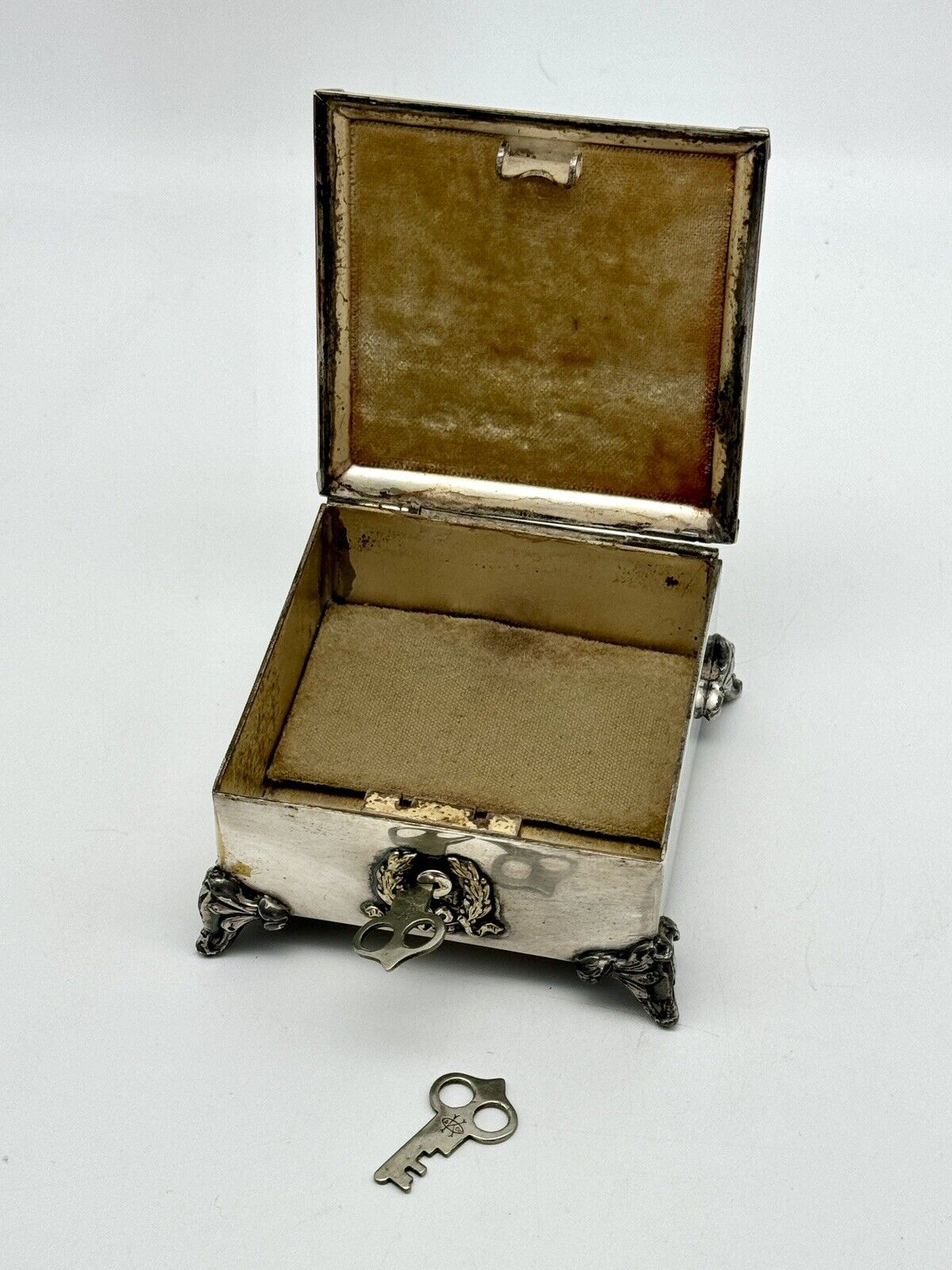 VINTAGE Silver Plate Footed Box With 2 Keys Quadruple Plate K & Co. RARE📌