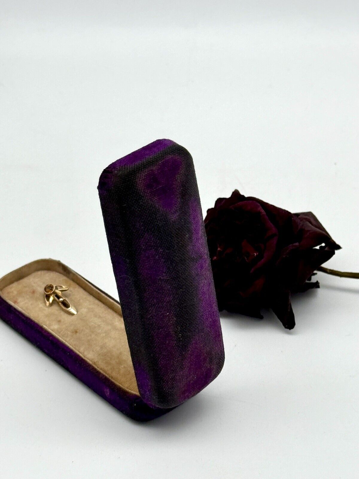 Antique Purple Velvet Jewelry Case With Gold Tone Stick Pin Arrow Design