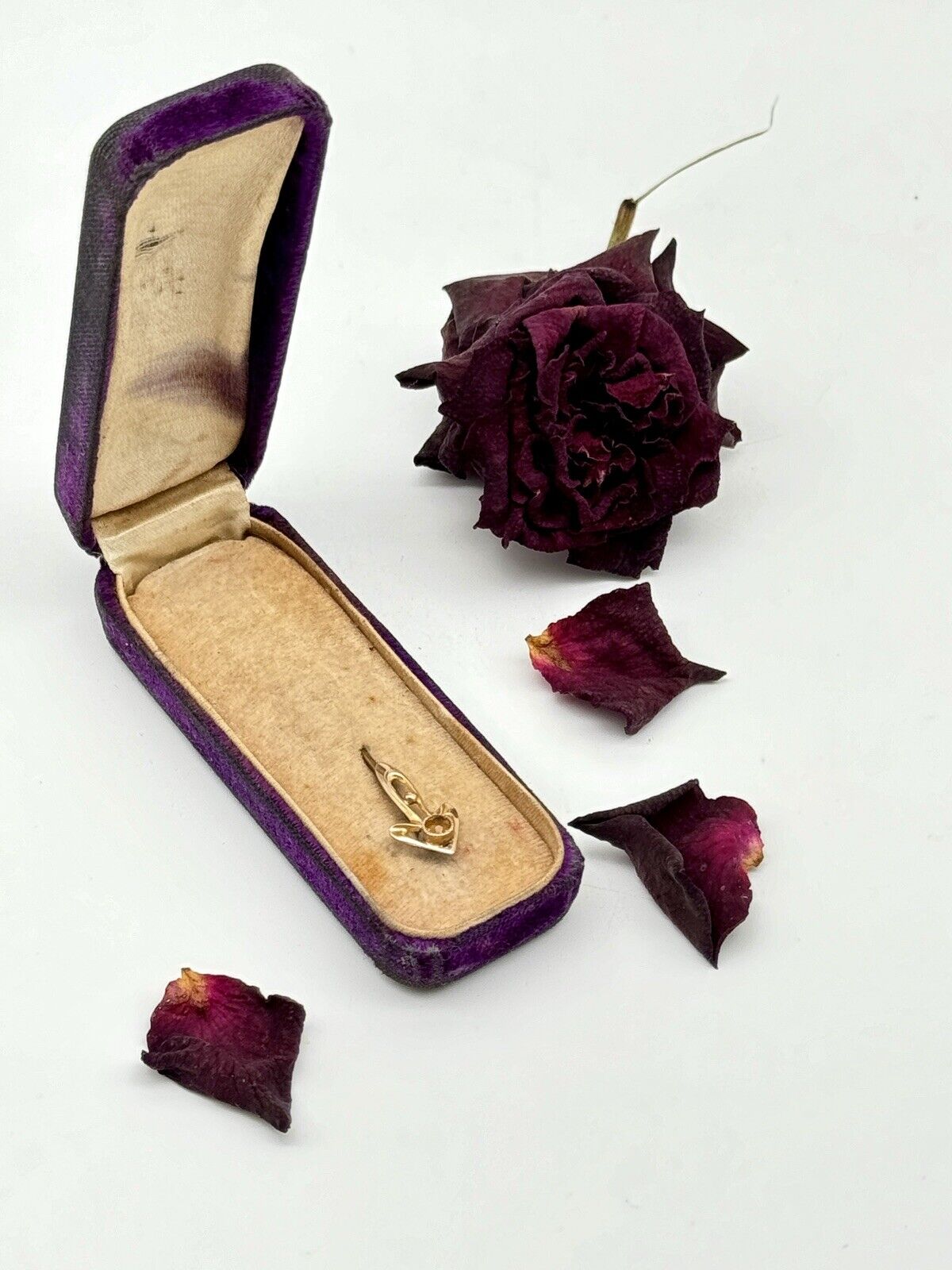 Antique Purple Velvet Jewelry Case With Gold Tone Stick Pin Arrow Design