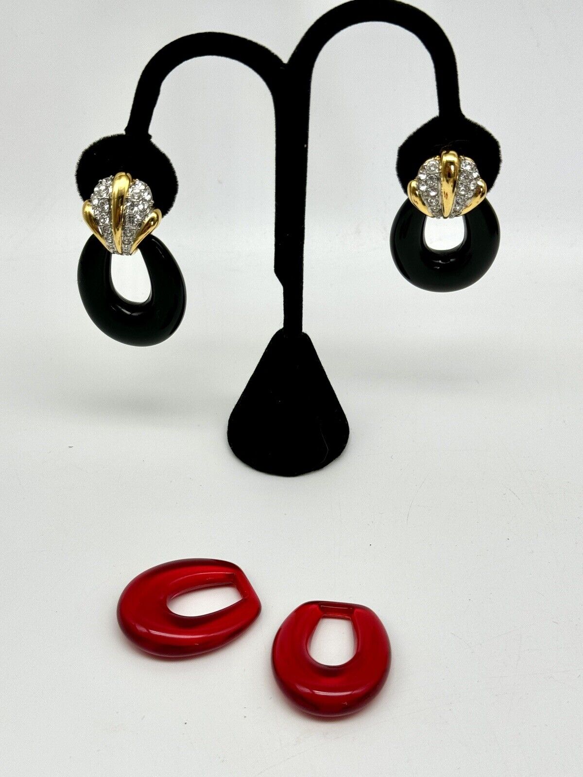 JOAN RIVERS Door Knocker Earrings 2 Colors Red & Black Set