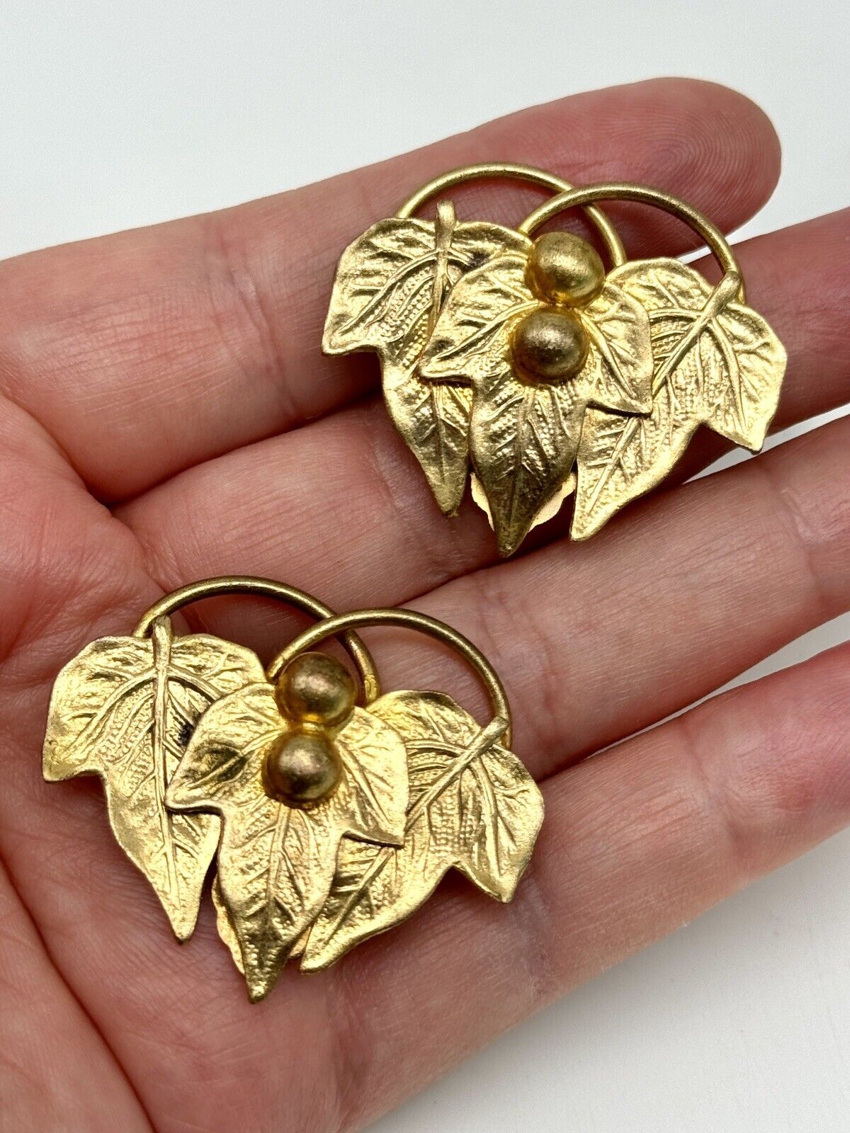 Vintage Pair Of Dress Clips Goldtone Leaf Design ESTATE QUALITY