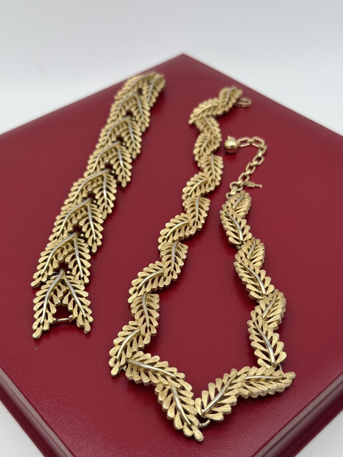 Vintage Crown TRIFARI Leaf Link Brushed Goldtone Jewelry Set Necklace Bracelet