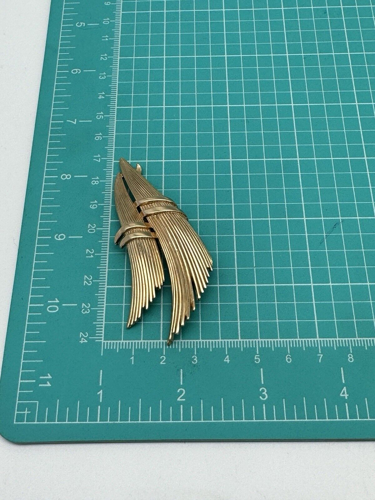 Vintage Original Signed TRIFARI CROWN Gold tone Brushed SHEAF Shape Pin Brooch