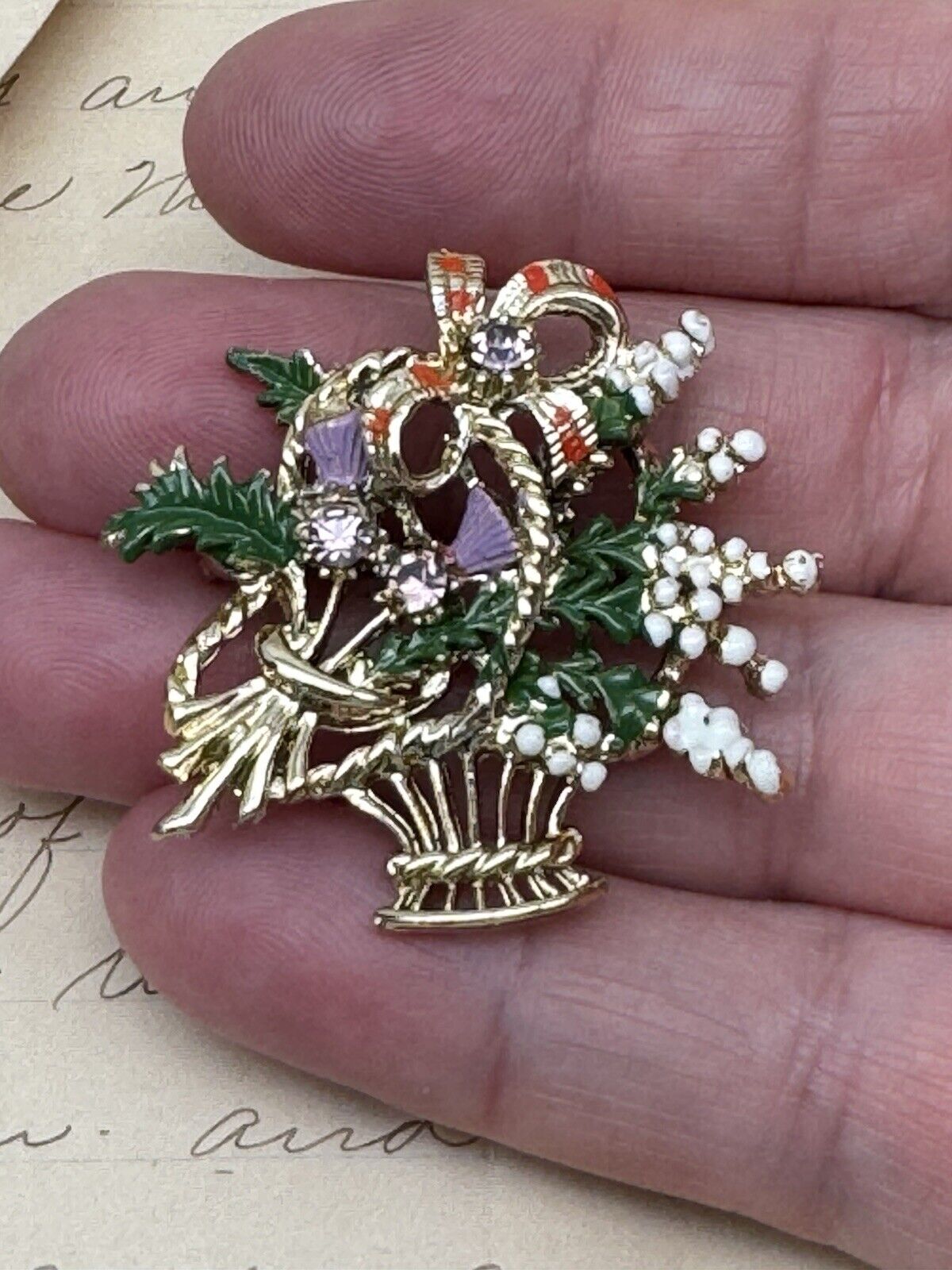 Vintage Brooch Scottish THISTLE BASKET EXQUISITE Pin Gold Tone Purple Rhinestone