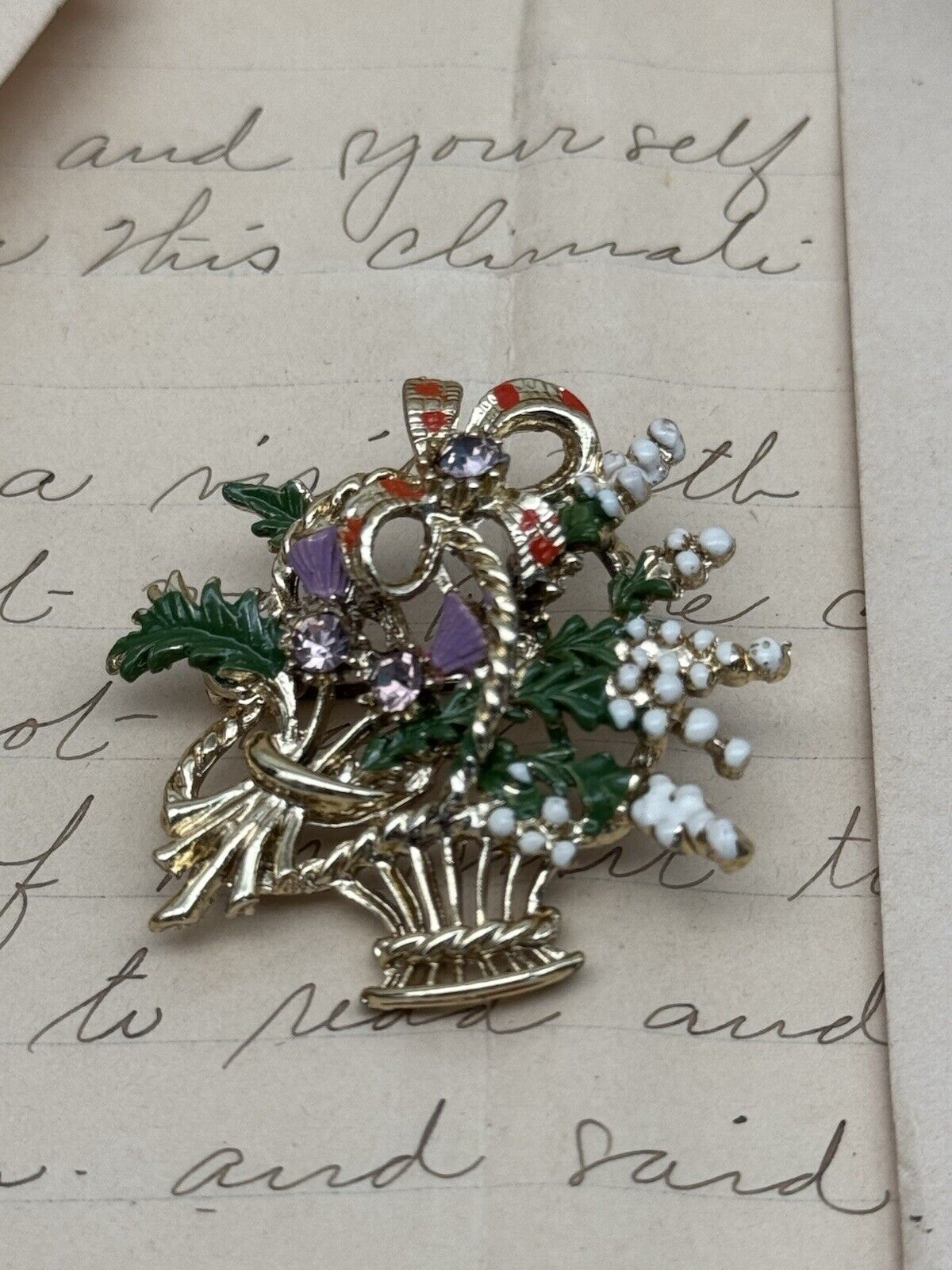 Vintage Brooch Scottish THISTLE BASKET EXQUISITE Pin Gold Tone Purple Rhinestone