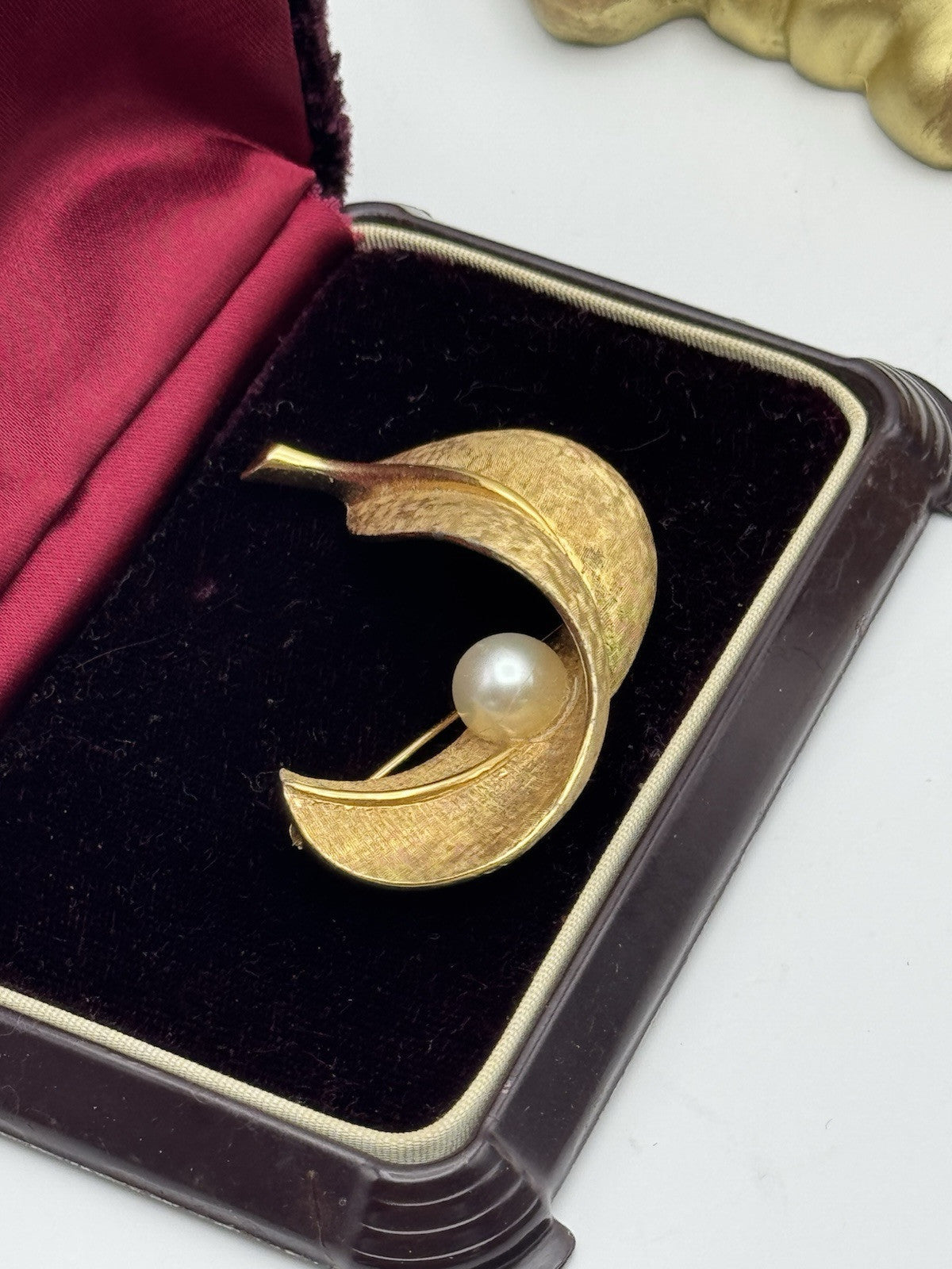 Vintage Signed Jomaz Matte Gold Tone Leaf w Faux Pearl Accent Brooch