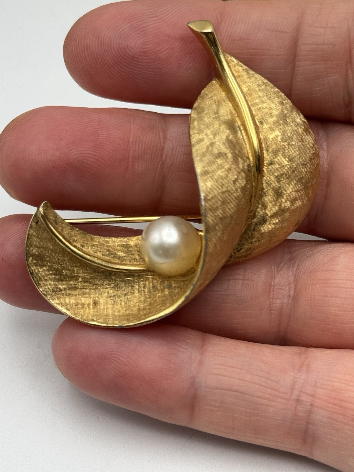 Vintage Signed Jomaz Matte Gold Tone Leaf w Faux Pearl Accent Brooch
