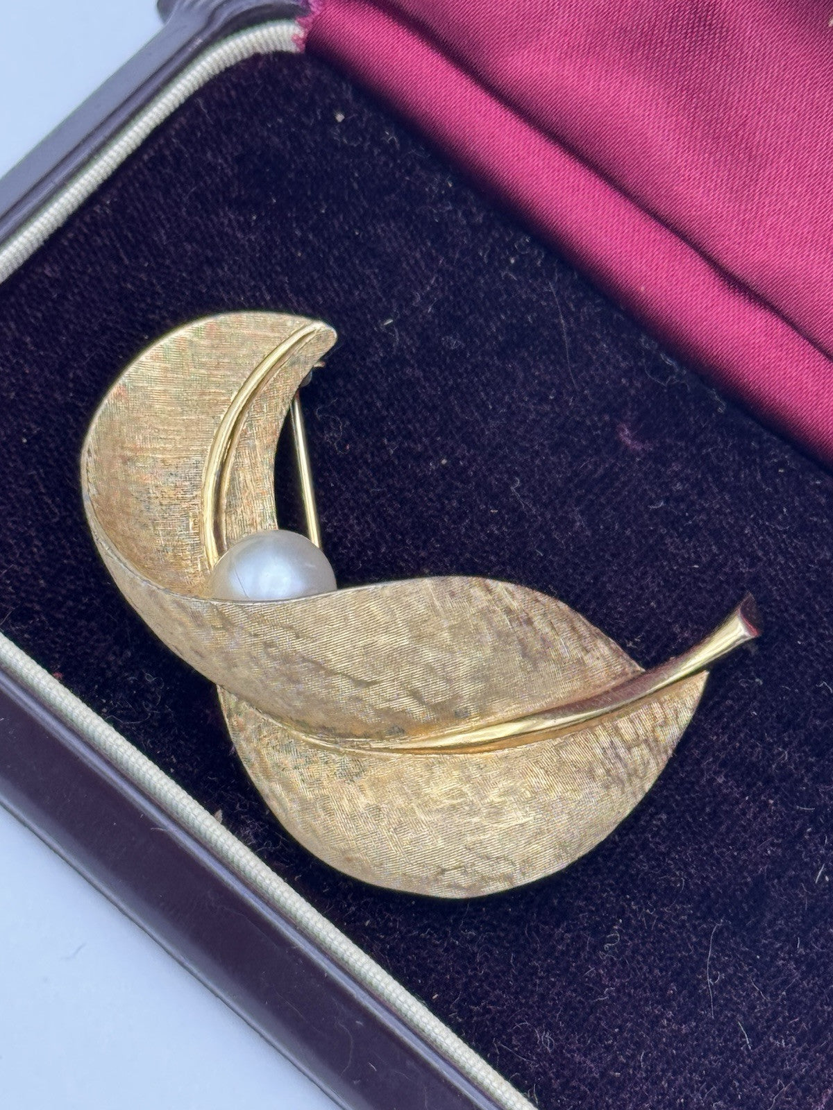 Vintage Signed Jomaz Matte Gold Tone Leaf w Faux Pearl Accent Brooch