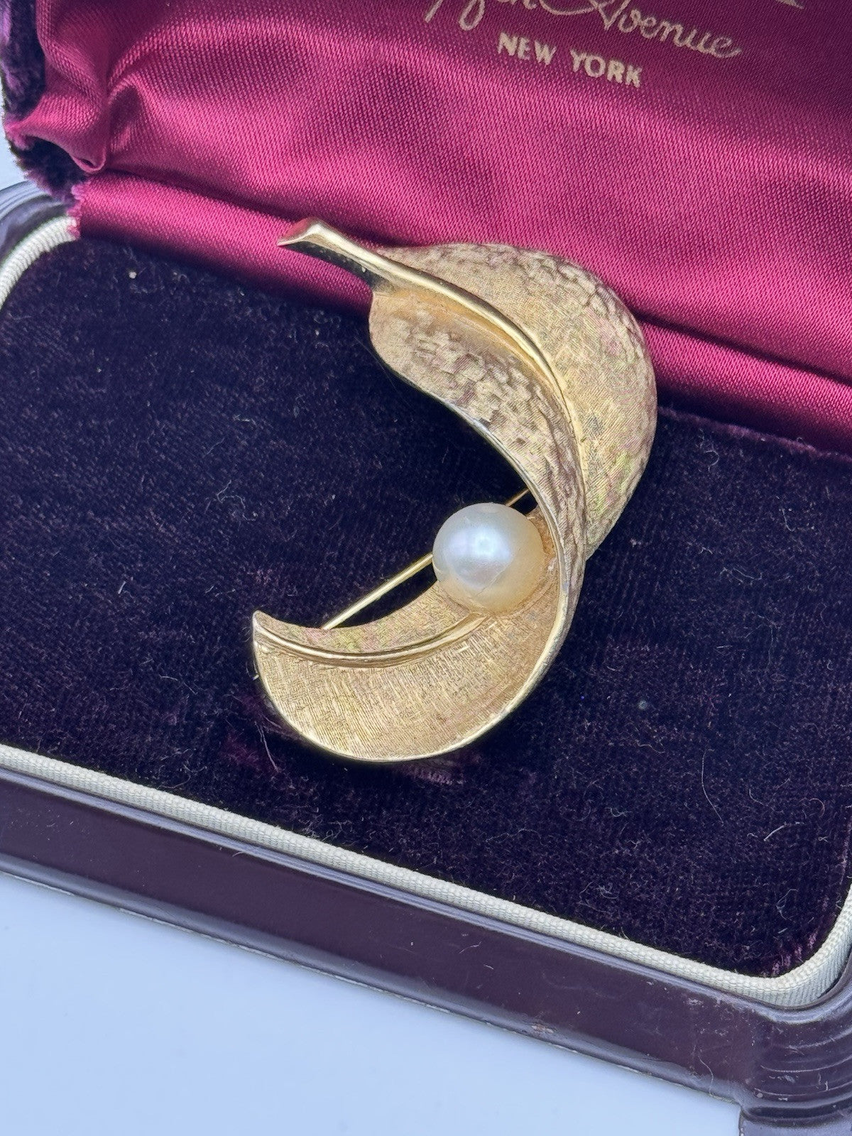 Vintage Signed Jomaz Matte Gold Tone Leaf w Faux Pearl Accent Brooch