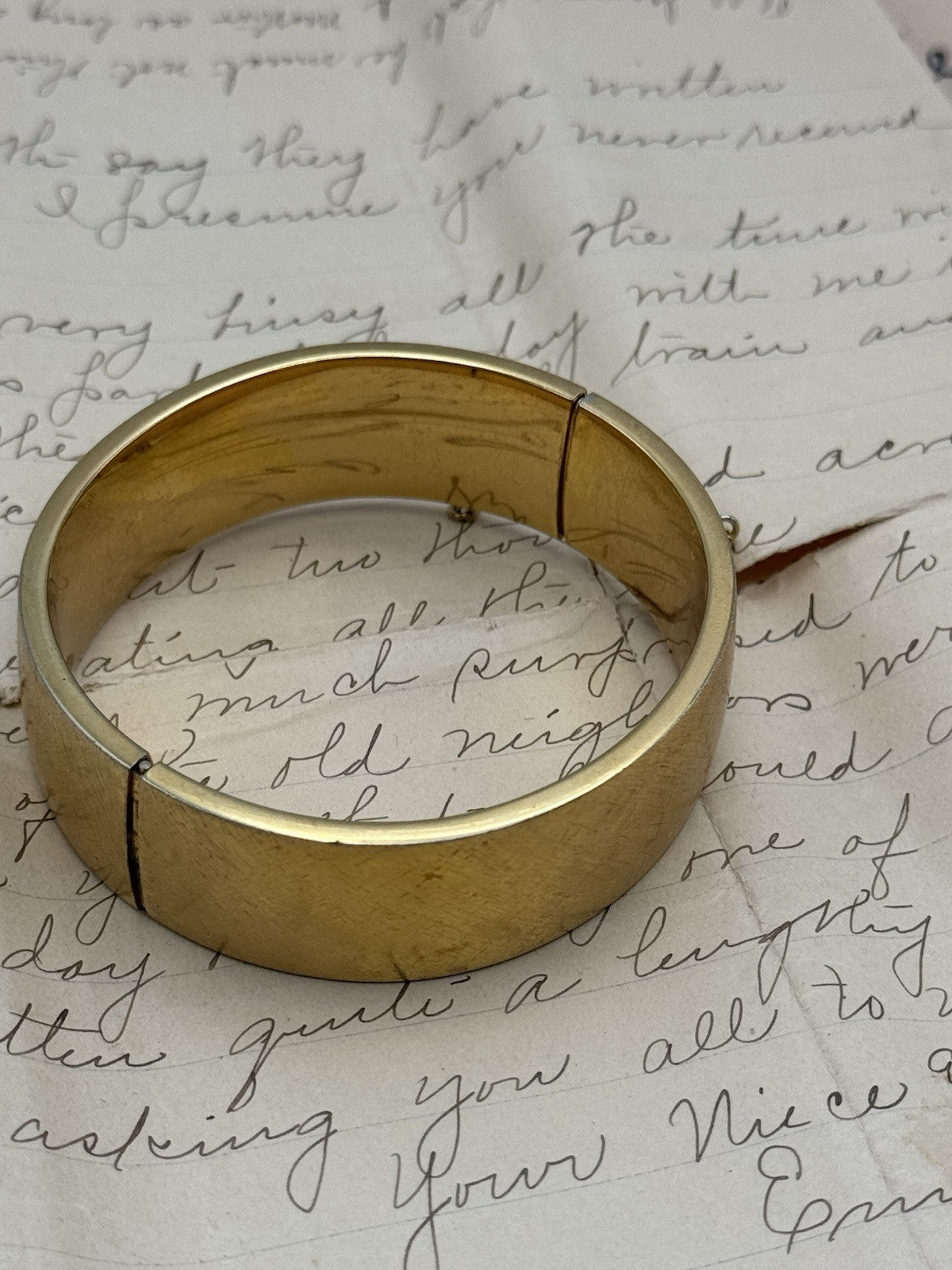 Vintage Signed MONET Hinged Bangle “Small Scuff Mark” 6.75”‼️