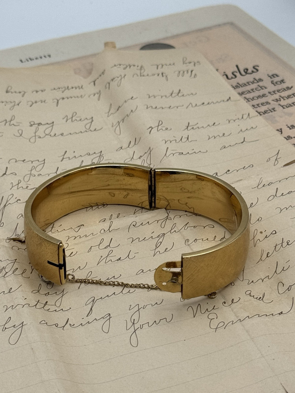 Vintage Signed MONET Hinged Bangle “Small Scuff Mark” 6.75”‼️