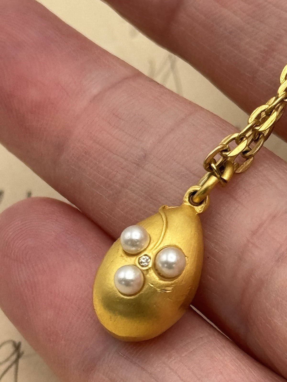 Vintage Goldtone Egg Pendant On 18” Goldtone Chain