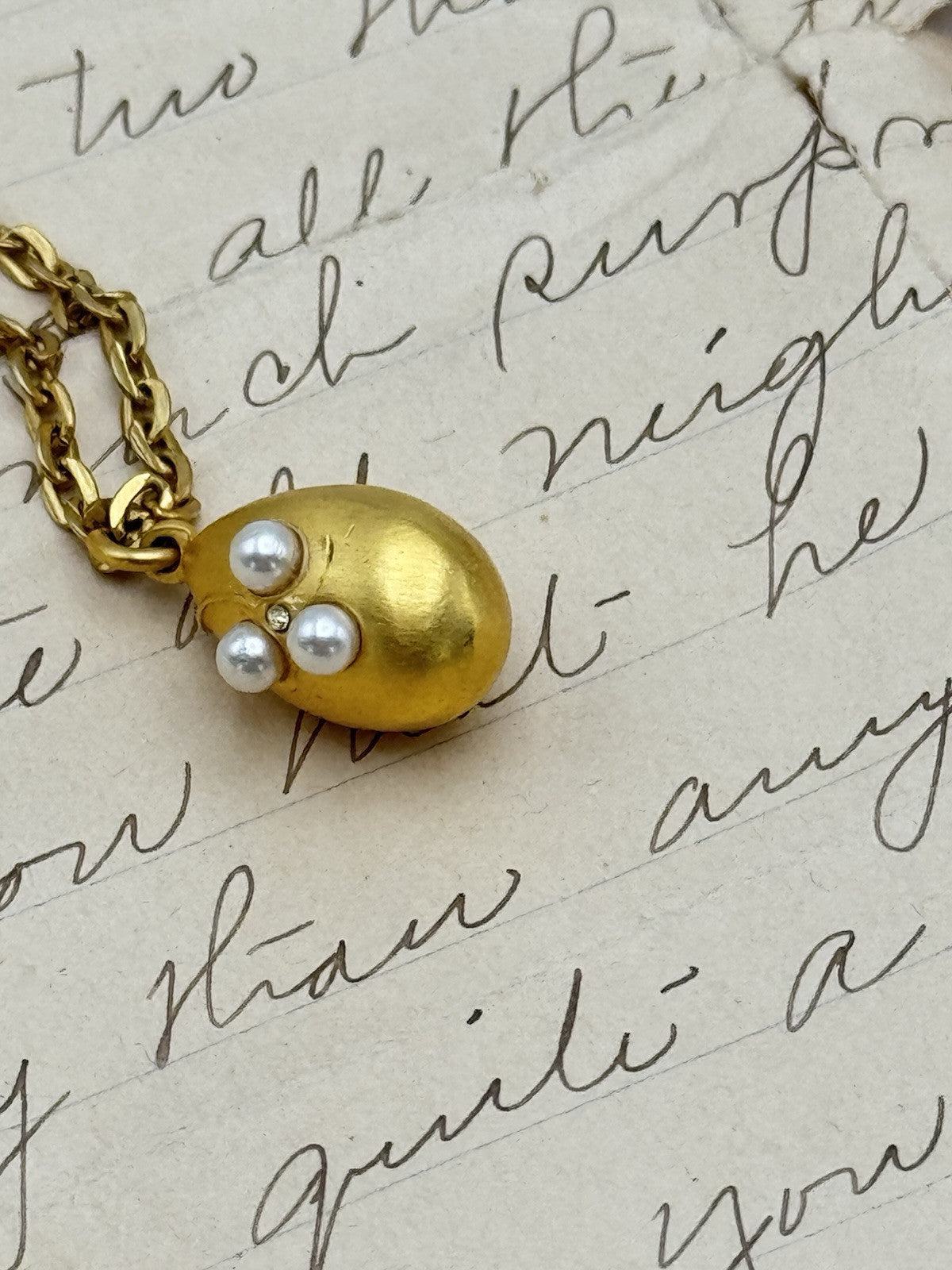 Vintage Goldtone Egg Pendant On 18” Goldtone Chain