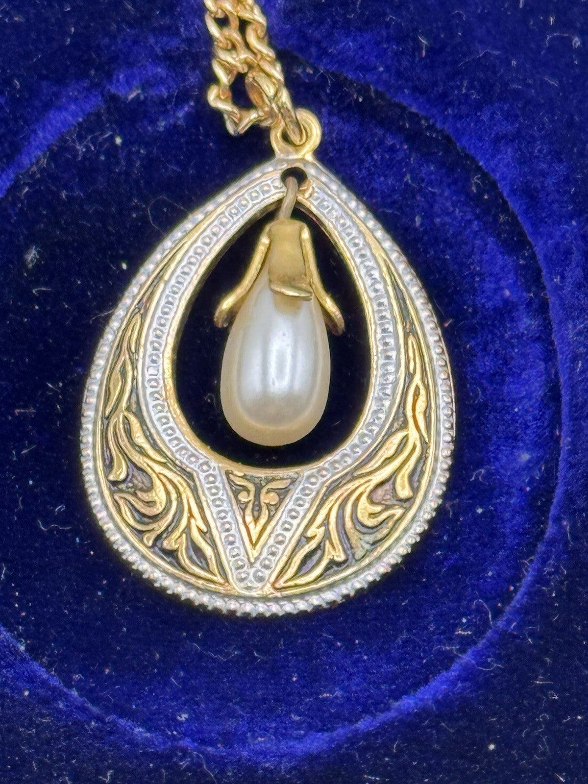 Vintage Damascene Pendant Necklace Simulated Pearl Goldtone 15.5” ESTATE FIND