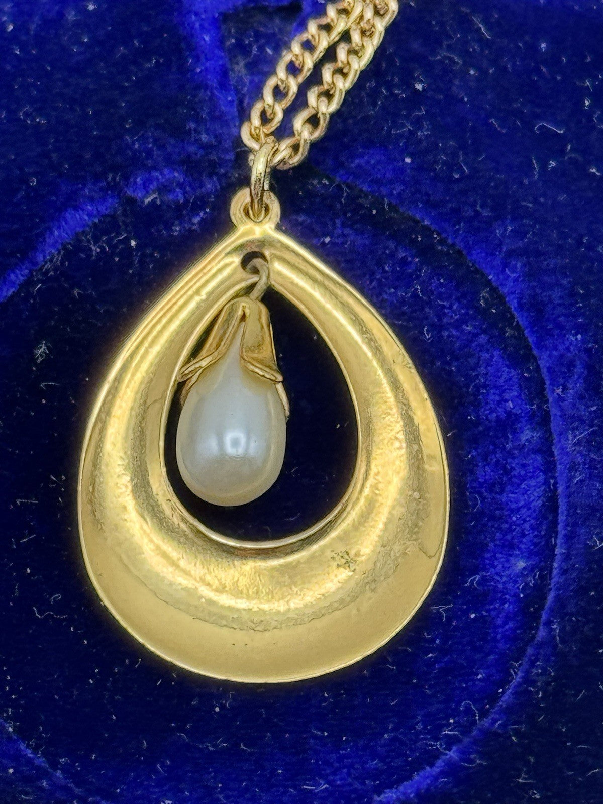 Vintage Damascene Pendant Necklace Simulated Pearl Goldtone 15.5” ESTATE FIND