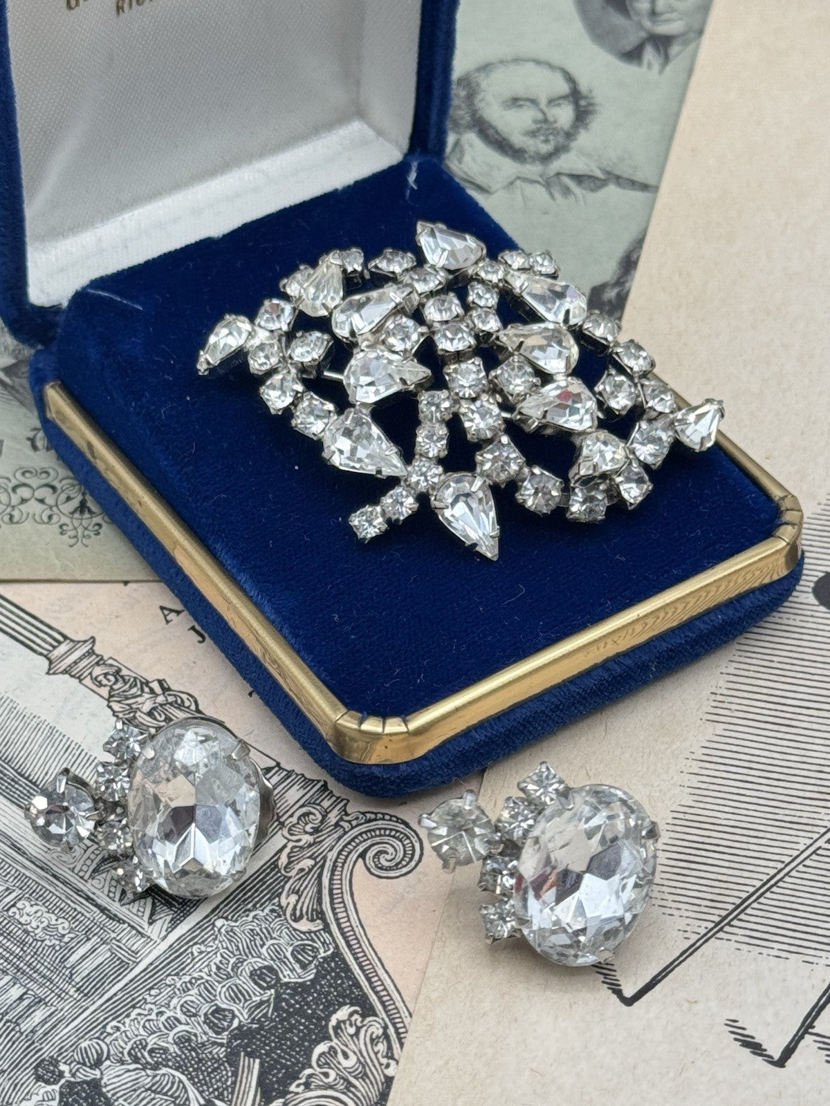 Vintage La Rel Brooch With Unsigned Earrings Clear Rhinestones Jewelry Set