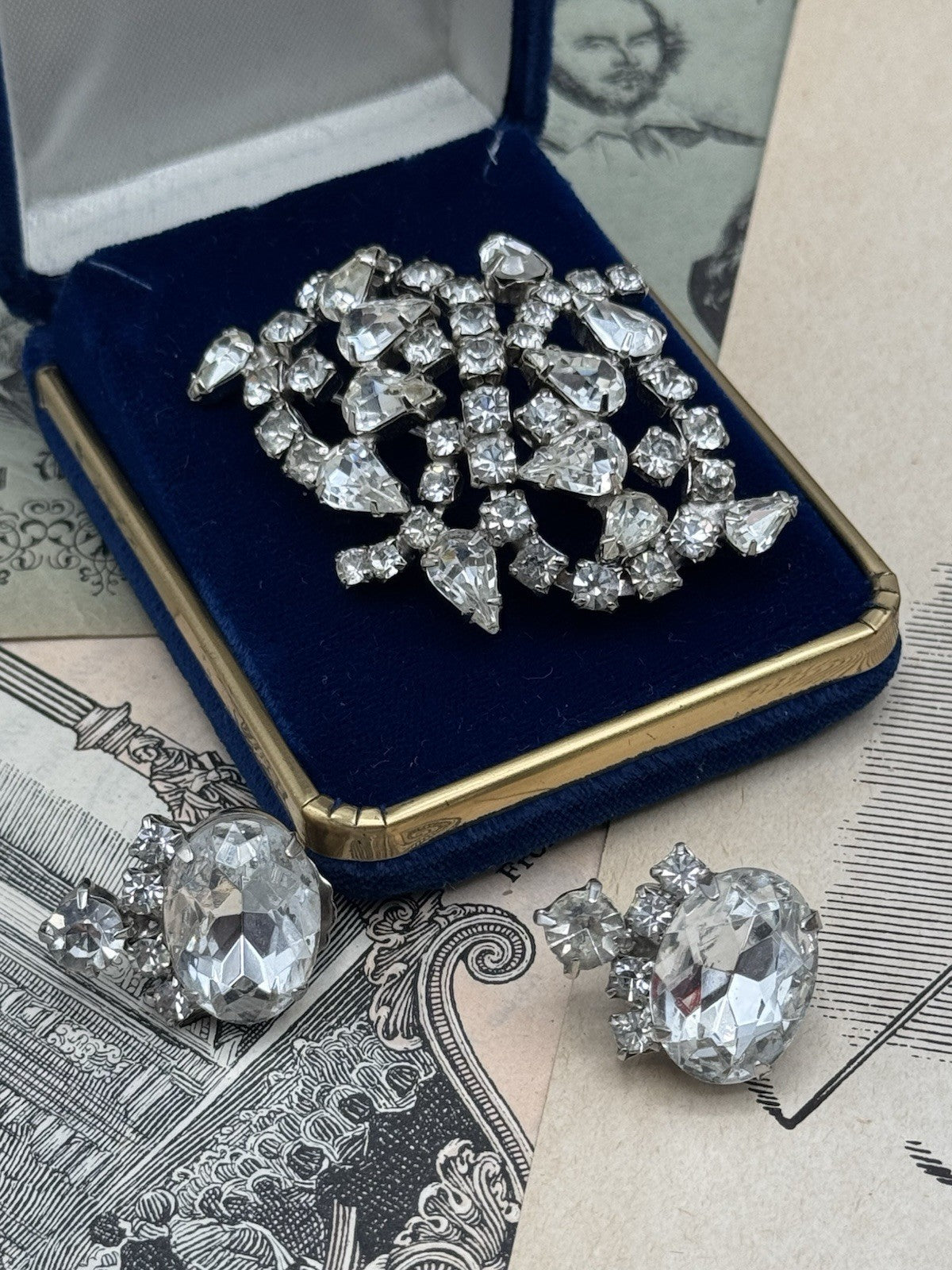Vintage La Rel Brooch With Unsigned Earrings Clear Rhinestones Jewelry Set