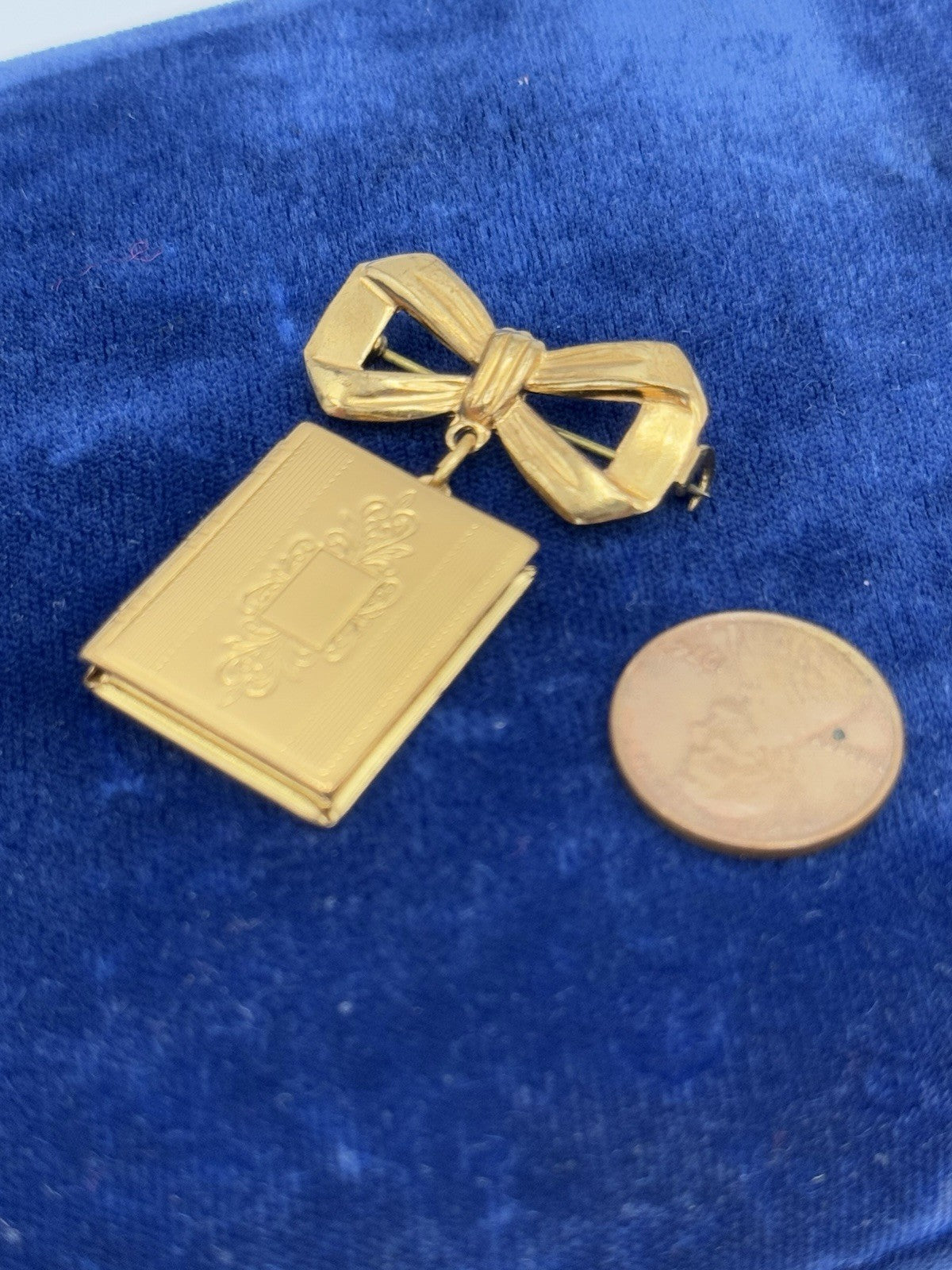Vintage Book Locket Brooch PIN Photo LOCKET Goldtone ESTATE FIND No Monogram