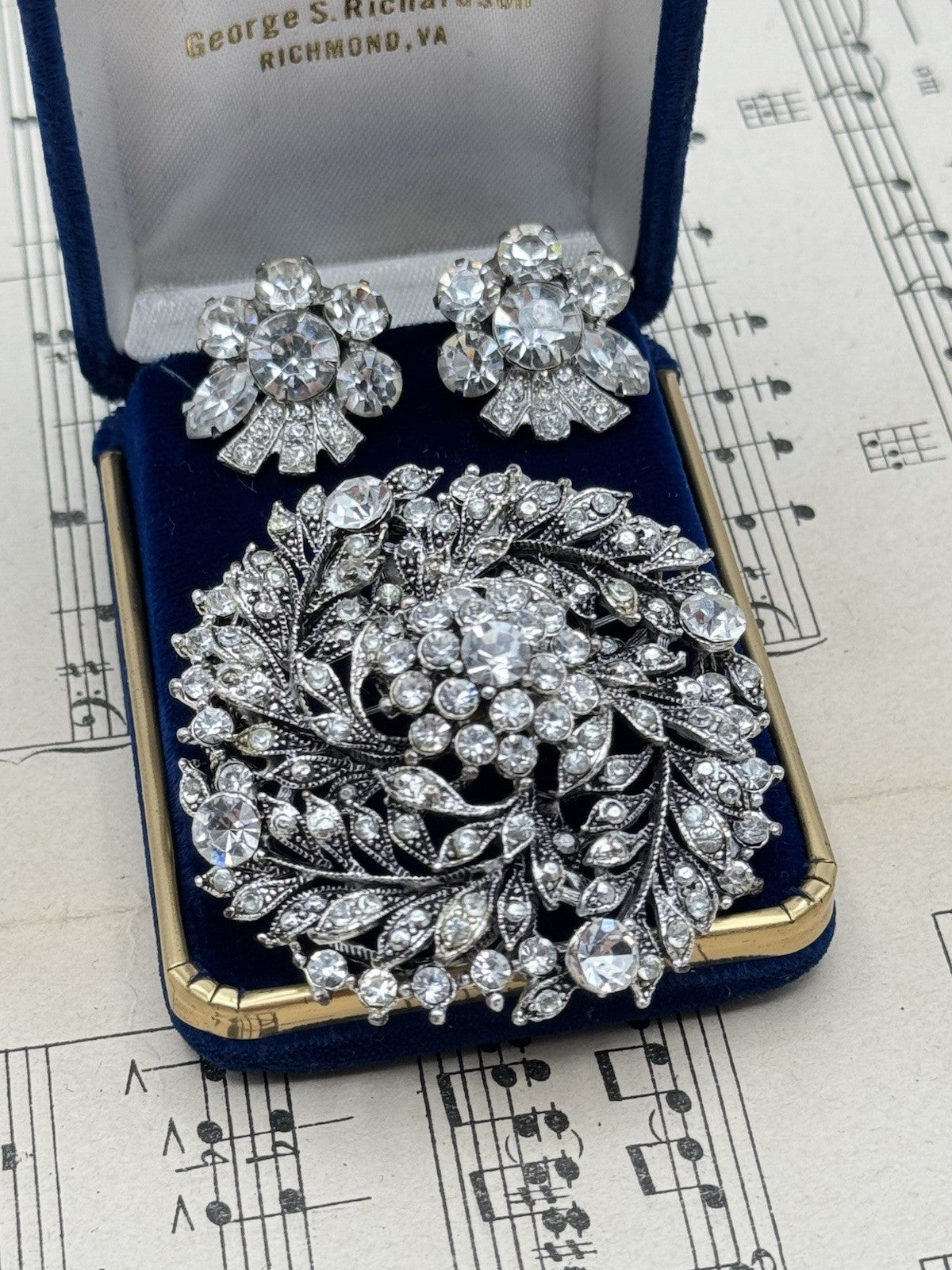 Large VINTAGE STYLE Silvertone Clear Rhinestone Brooch & Vintage Earrings Set
