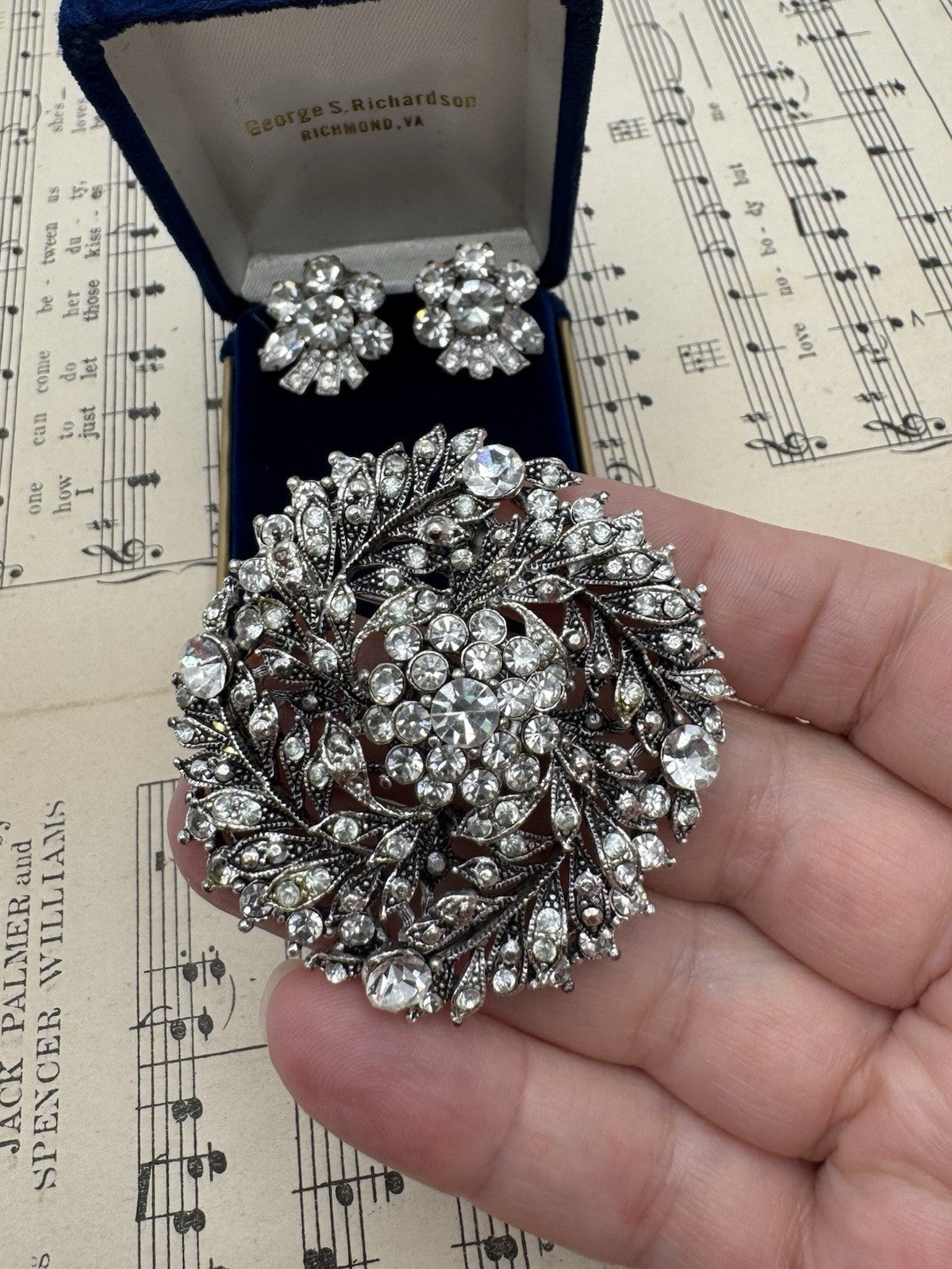 Large VINTAGE STYLE Silvertone Clear Rhinestone Brooch & Vintage Earrings Set