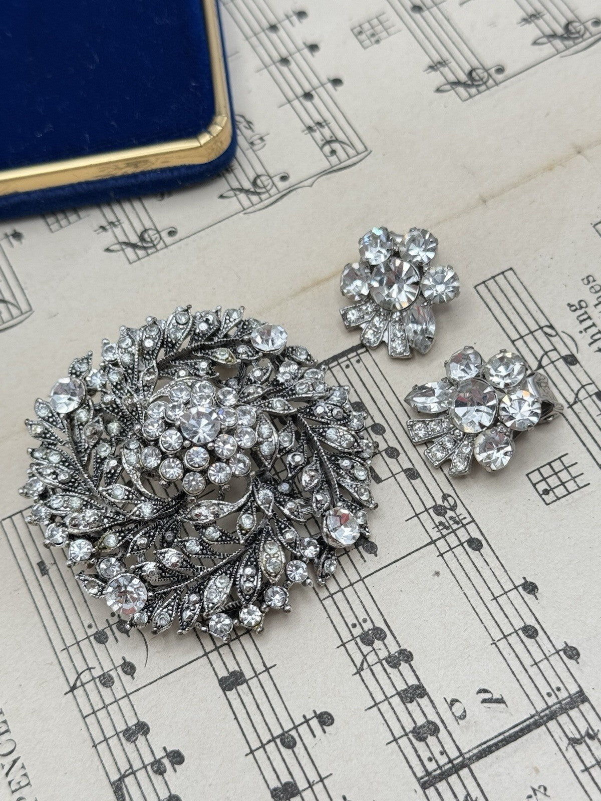 Large VINTAGE STYLE Silvertone Clear Rhinestone Brooch & Vintage Earrings Set
