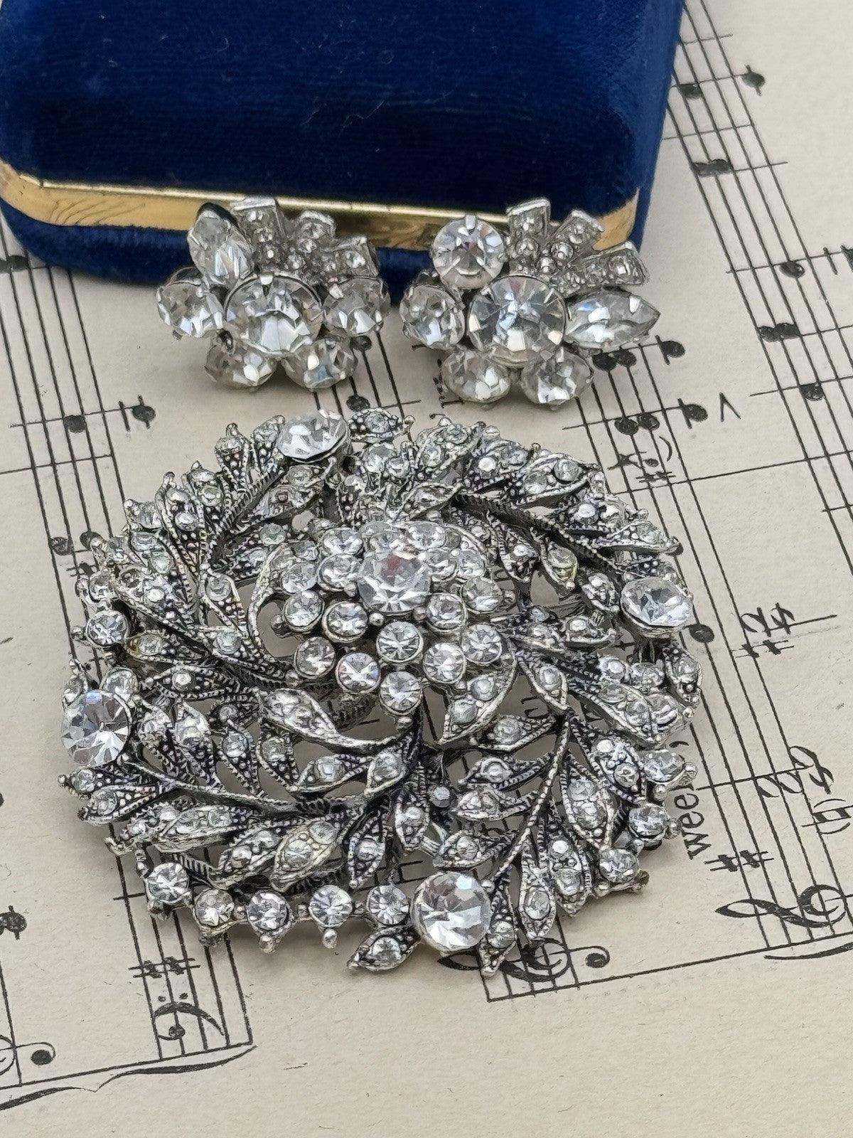 Large VINTAGE STYLE Silvertone Clear Rhinestone Brooch & Vintage Earrings Set