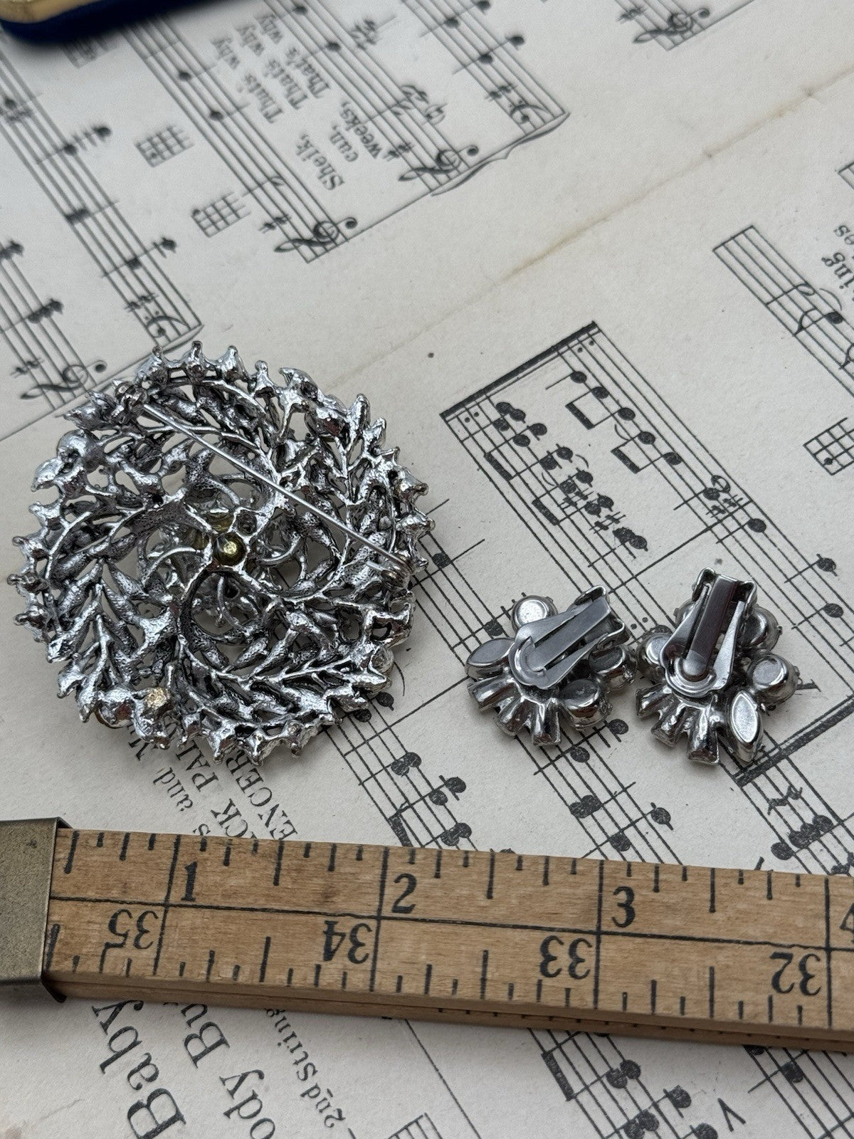 Large VINTAGE STYLE Silvertone Clear Rhinestone Brooch & Vintage Earrings Set