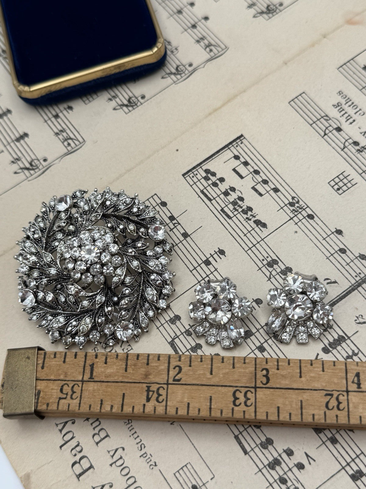 Large VINTAGE STYLE Silvertone Clear Rhinestone Brooch & Vintage Earrings Set