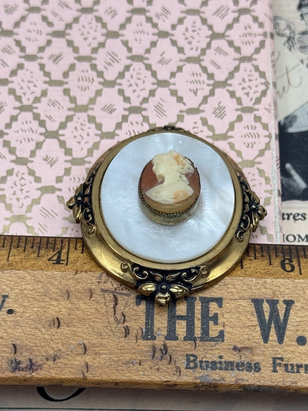 Vintage Faux Cameo MOTHER OF PEARL Goldtone Brooch ESTATE FIND