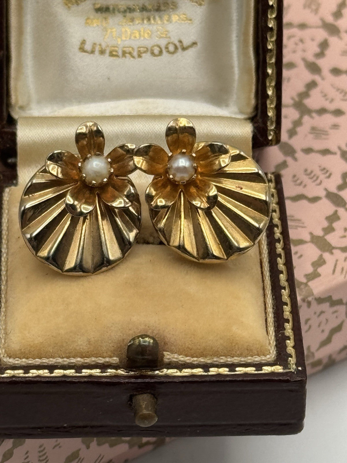 Vintage Goldtone Screw back Earrings Faux Pearl Flower Design