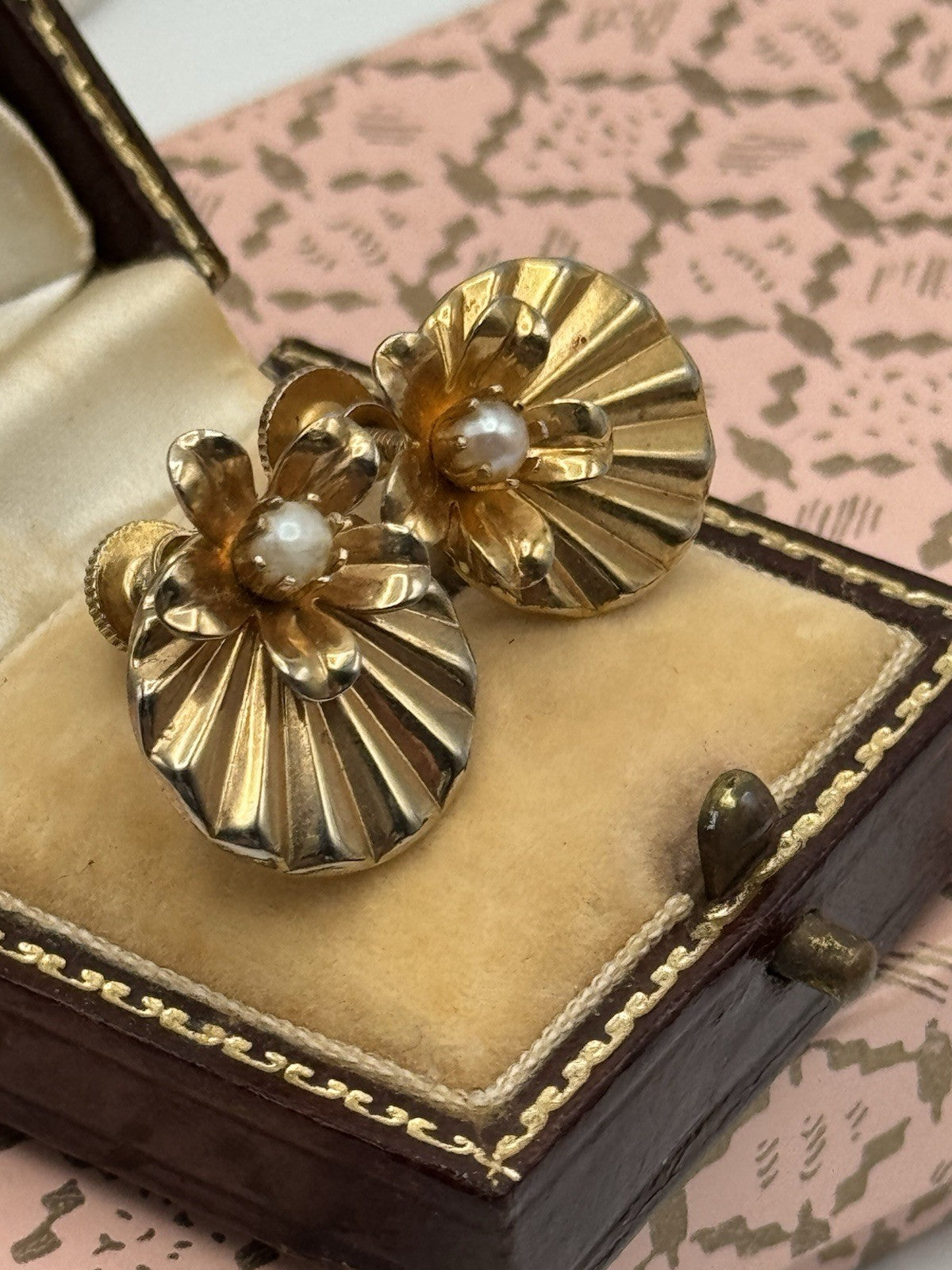 Vintage Goldtone Screw back Earrings Faux Pearl Flower Design