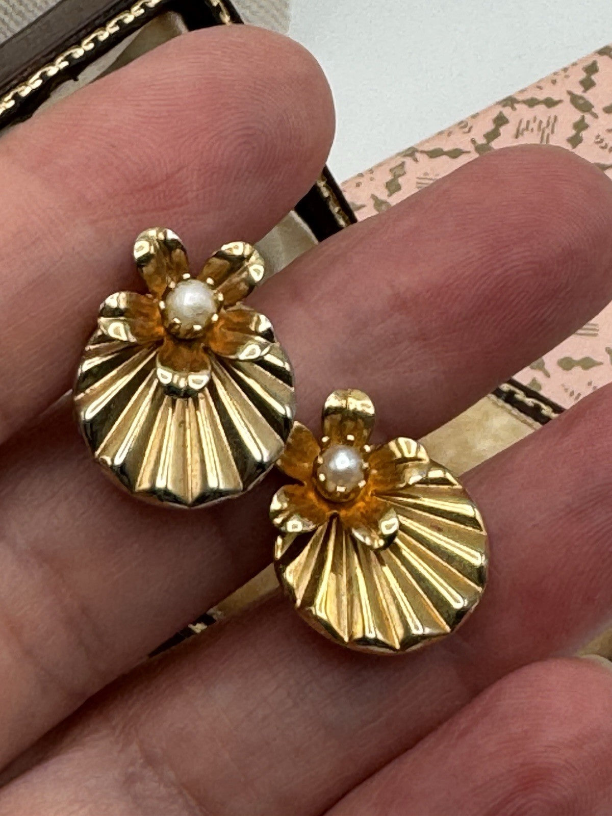 Vintage Goldtone Screw back Earrings Faux Pearl Flower Design
