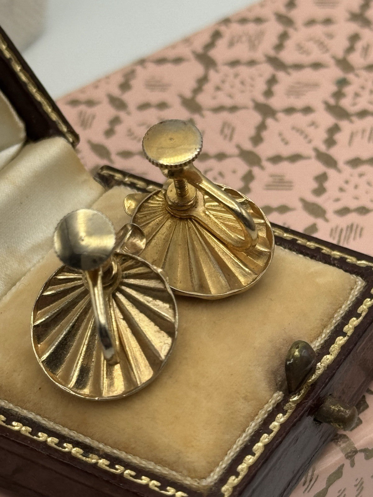 Vintage Goldtone Screw back Earrings Faux Pearl Flower Design