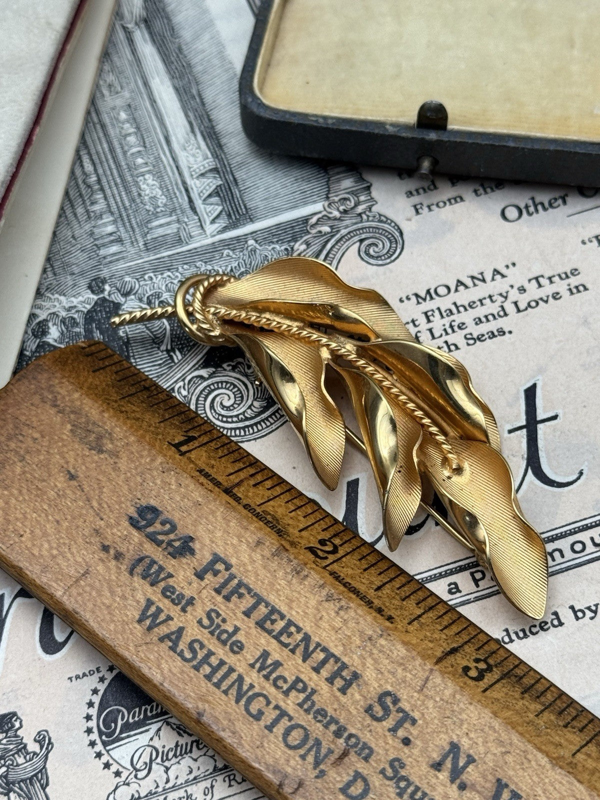 Vintage Goldtone “Leaf”Brooch ESTATE FIND