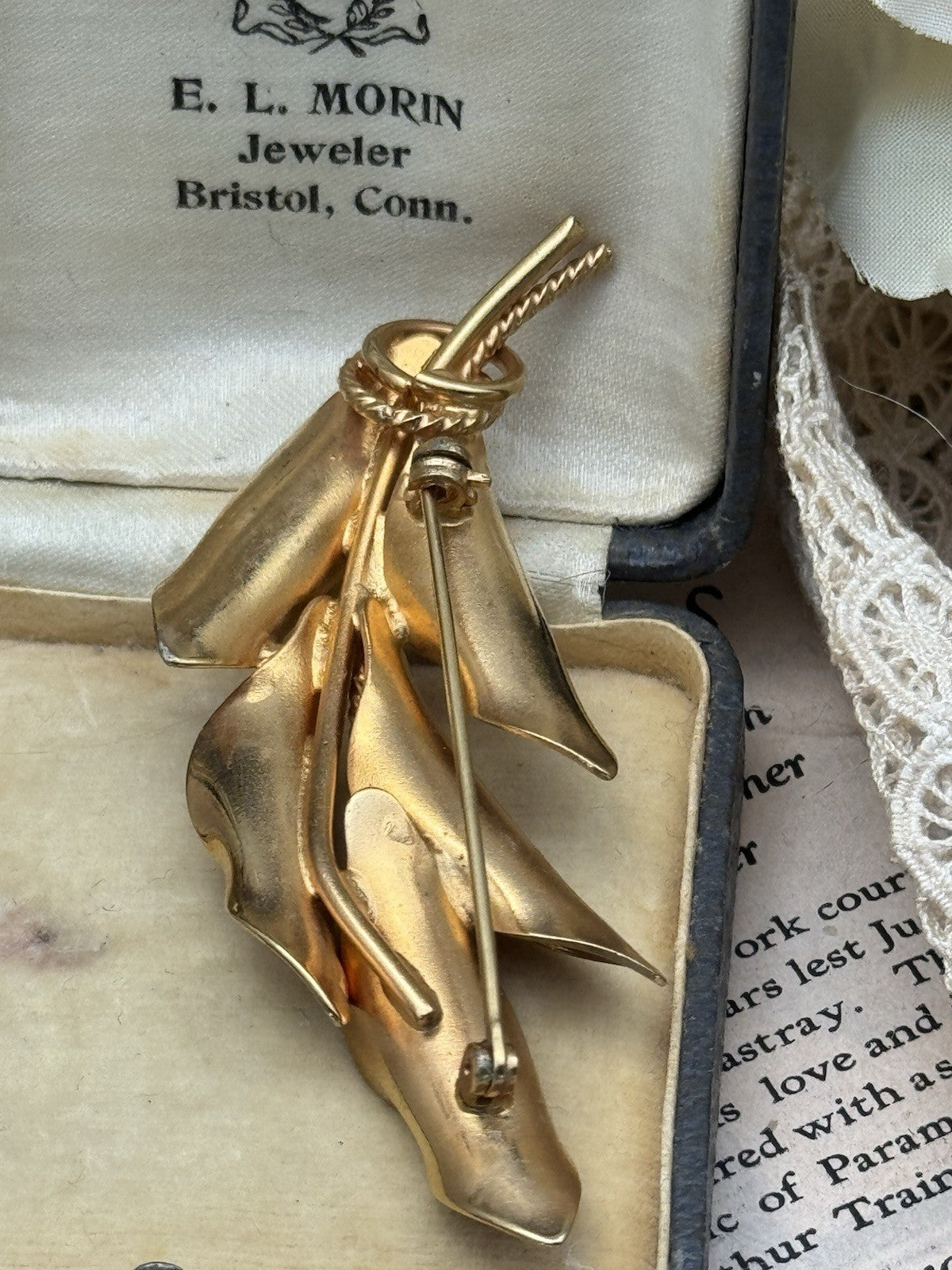 Vintage Goldtone “Leaf”Brooch ESTATE FIND