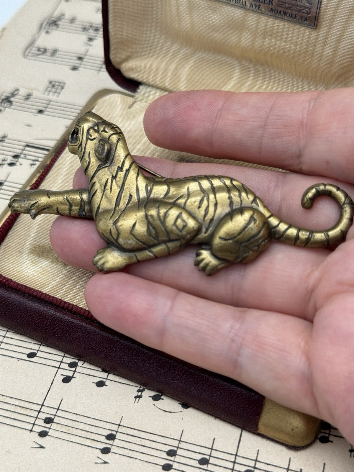 Crouching Tiger Pin Brooch 1986 JJ Jonette Metal Signed In Gold Tone