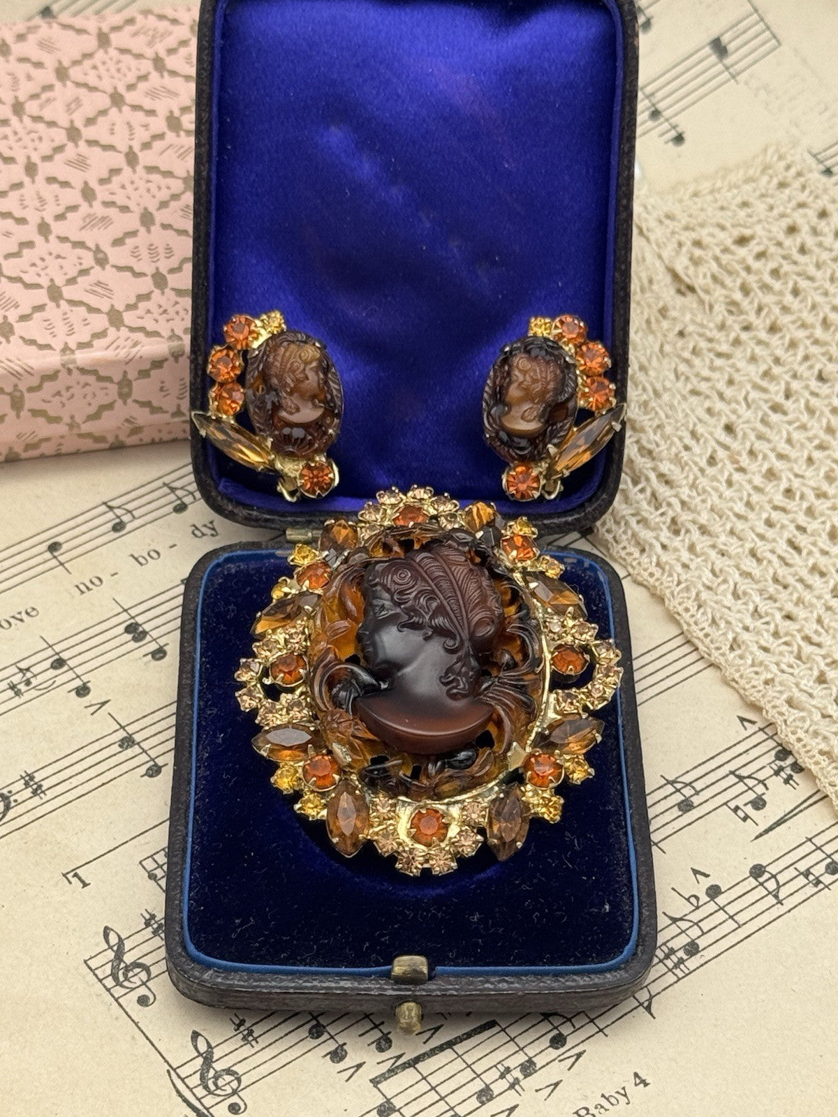 Vintage D&E Juliana “FAUX Tortoise”Cameo Jewelry Set Brooch & Earrings Ref# 3711