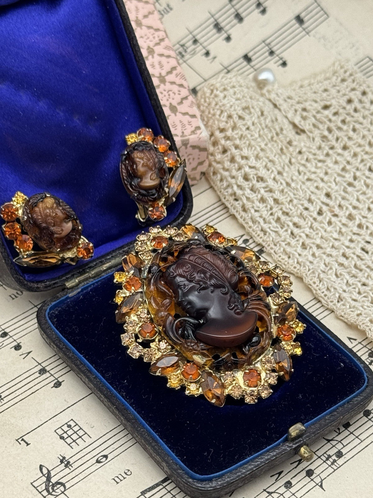 Vintage D&E Juliana “FAUX Tortoise”Cameo Jewelry Set Brooch & Earrings Ref# 3711