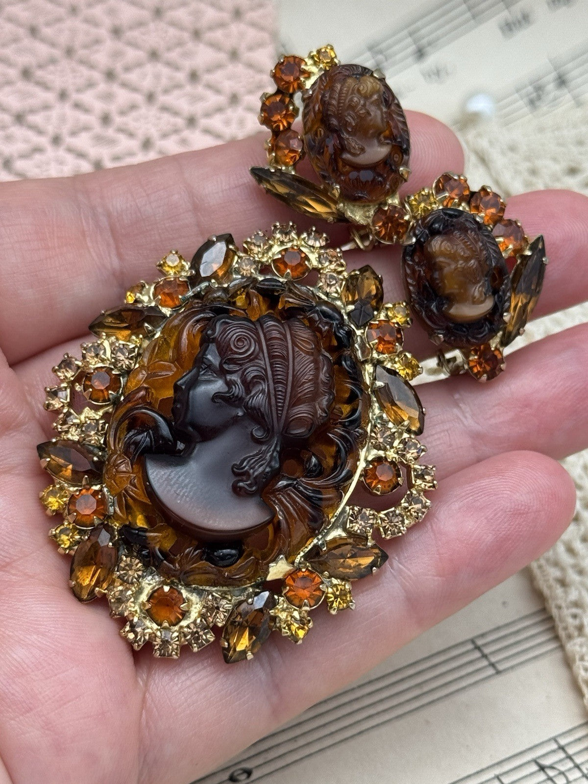 Vintage D&E Juliana “FAUX Tortoise”Cameo Jewelry Set Brooch & Earrings Ref# 3711