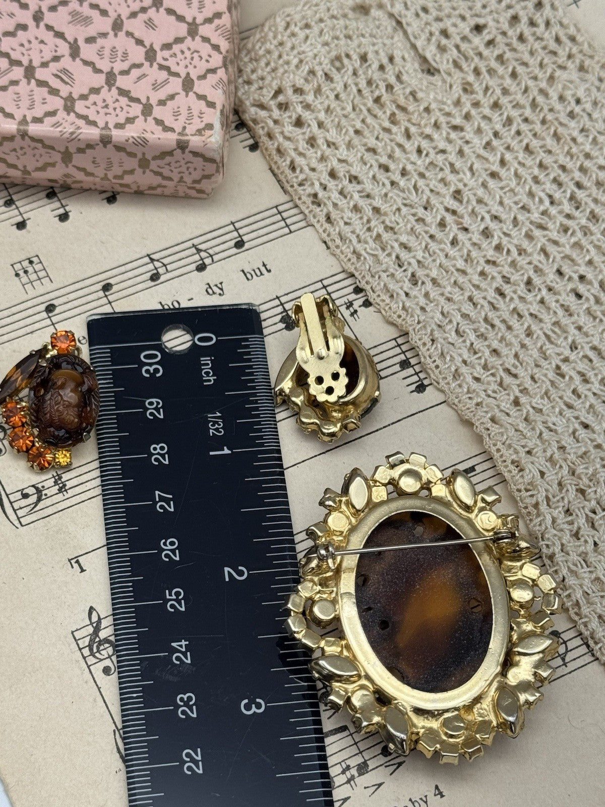 Vintage D&E Juliana “FAUX Tortoise”Cameo Jewelry Set Brooch & Earrings Ref# 3711